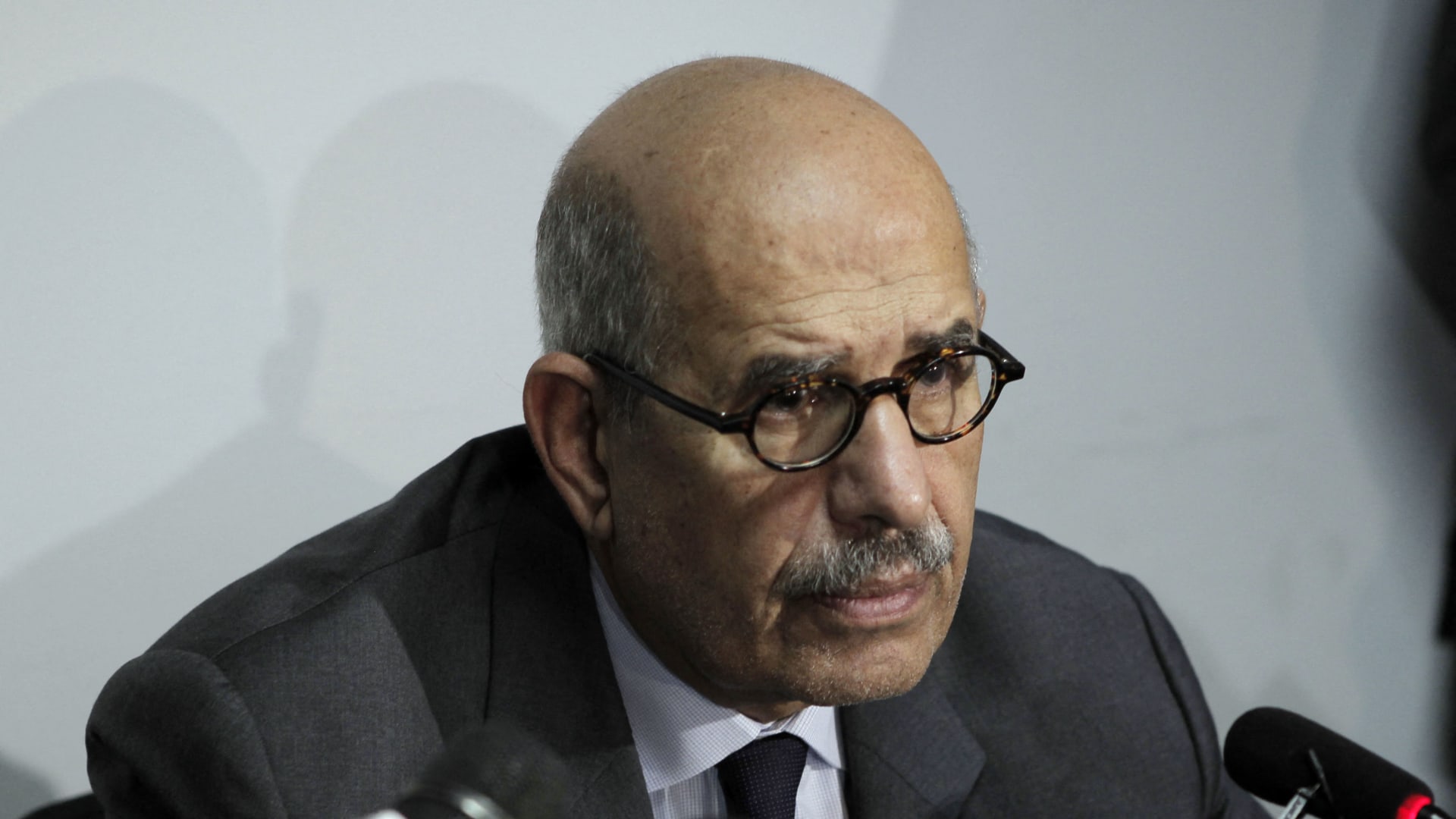 "تُستخدم كقطع الشطرنج".. البرادعي عن الدول العربية "التي تعاني وستعاني من نتائج" حرب إيران