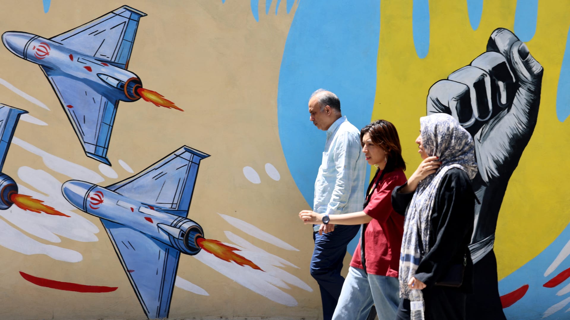 مجتبى خامنئي يبين "خطة العدو" برسالة يرسم فيها مسار قرارات مجلس الشورى بالبلاد