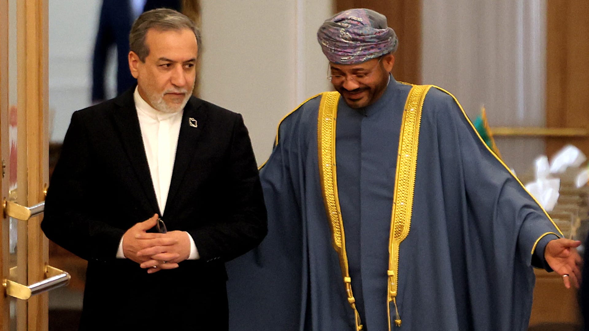 بعد تهديد ترامب بتفجير السلطنة.. تفاصيل اتصال وزيري خارجية عُمان وإيران وتأكيدهما "المسؤولية السيادية بالمياه الإقليمية"
