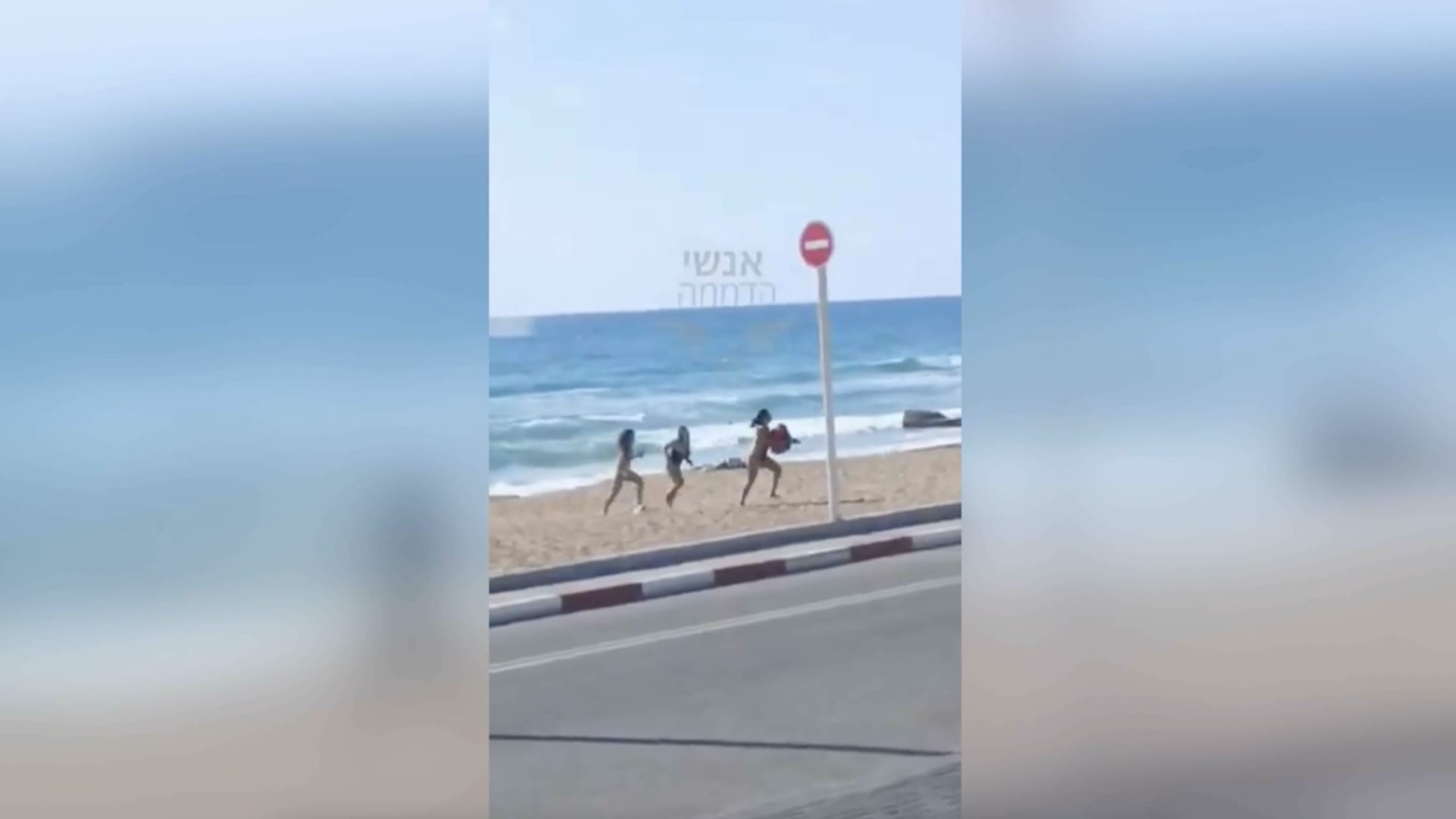 شاهد.. روّاد شاطئ بإسرائيل يفرون بعد سقوط مقذوفات أمامهم في البحر