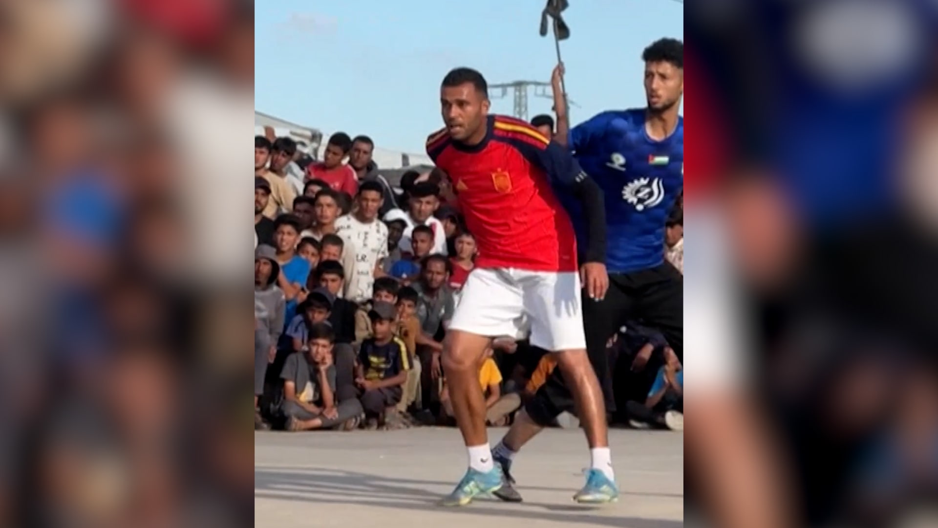 بحذاء مشدود بلاصق.. شاهد كيف تقام مباريات كرة القدم للفلسطينيين النازحين