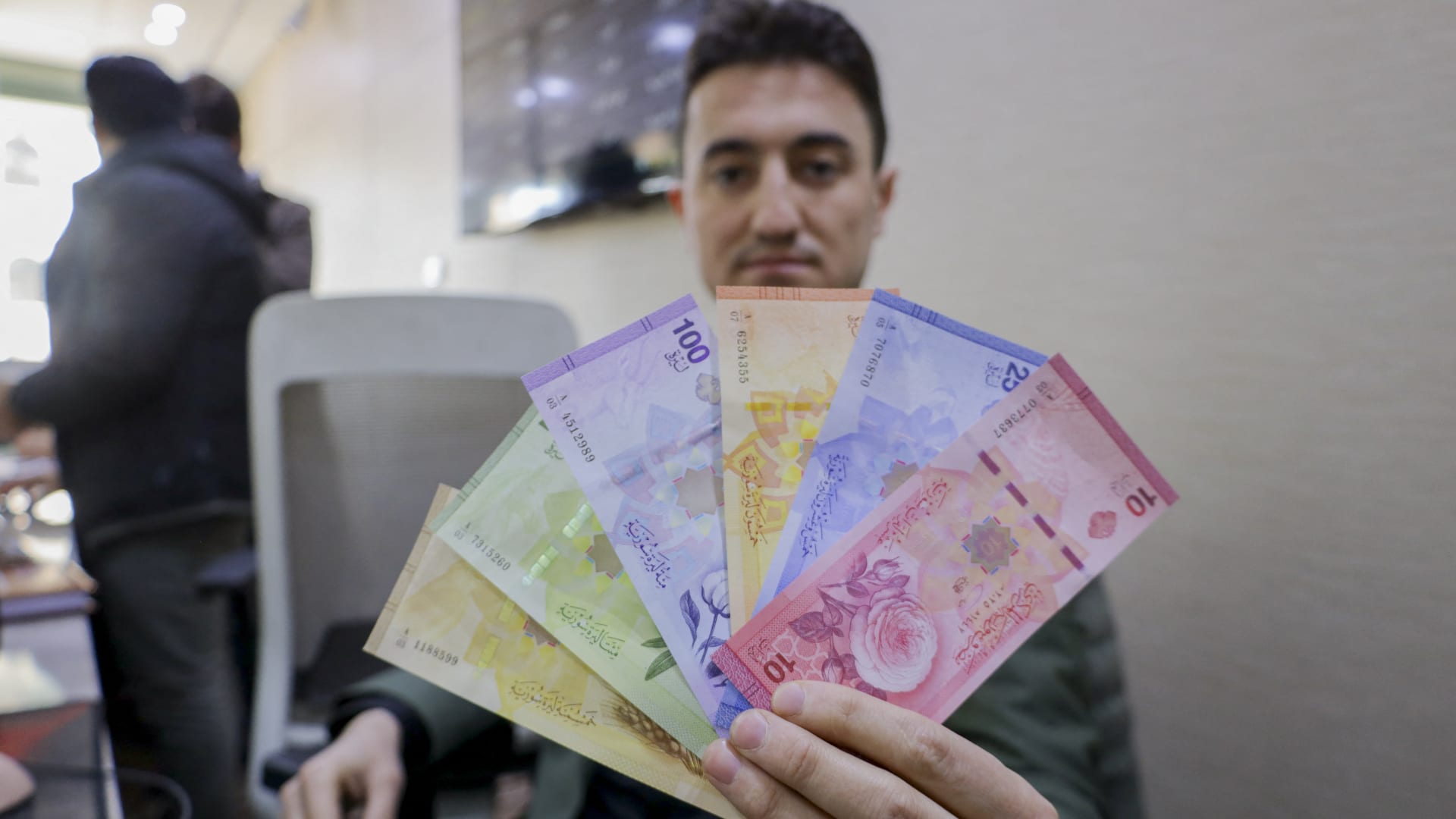 سوريا.. قرار جديد بشأن فترة استبدال العملة القديمة
