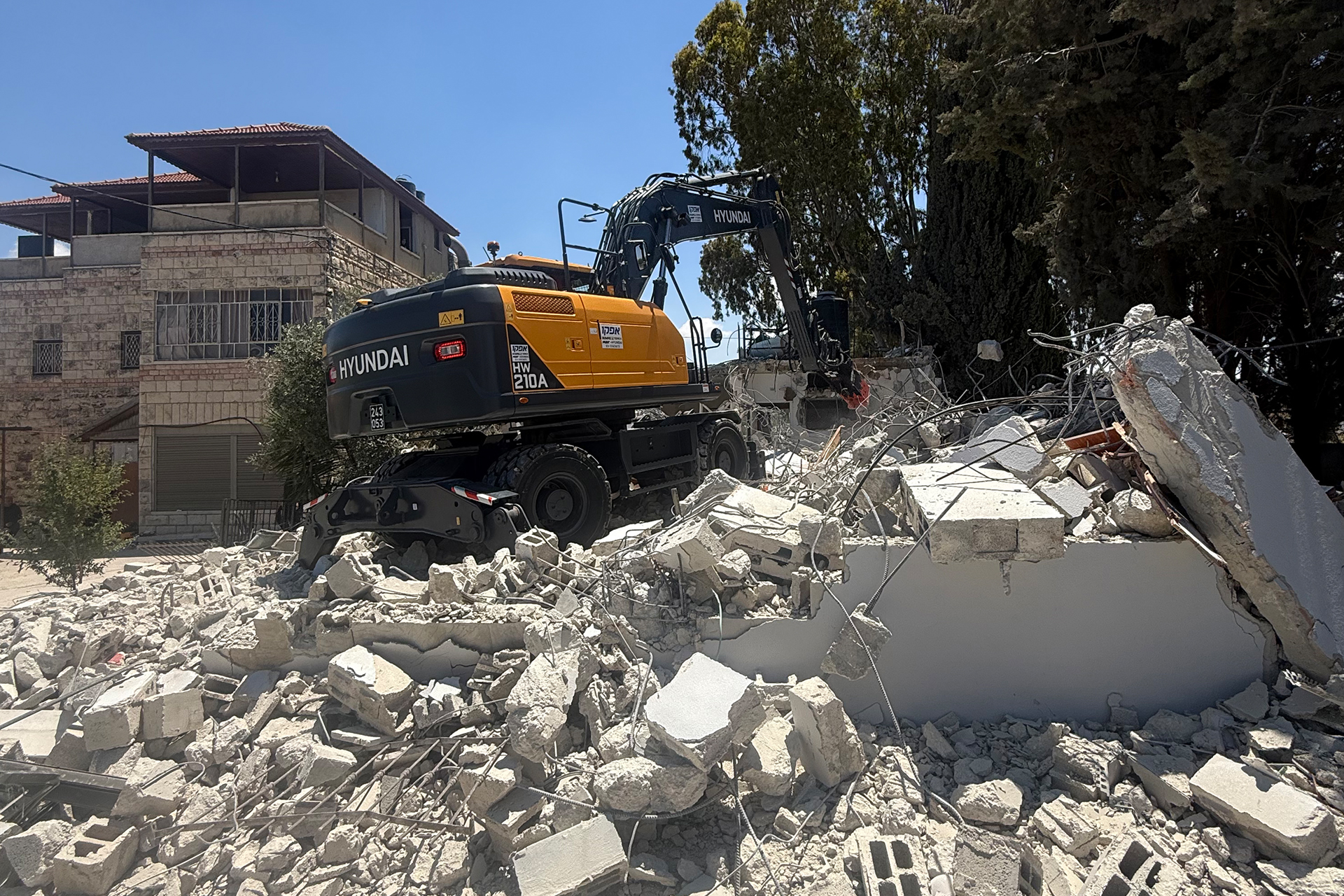 الاحتلال يجبر 7 فلسطينيين بالقدس على هدم منازلهم بأيديهم