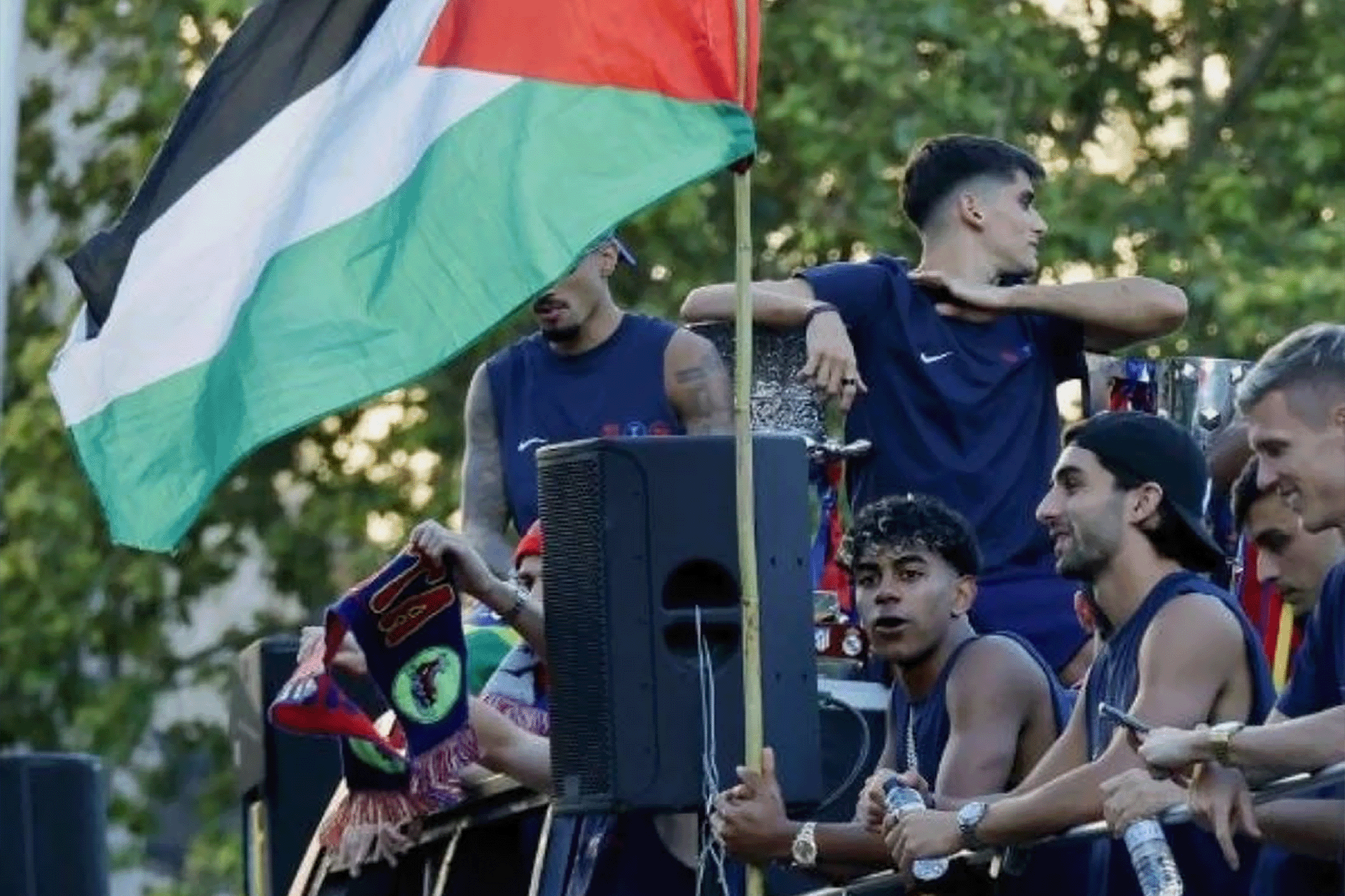 "أحسنت صنعا".. إشادات في إسبانيا باحتفال لامين جمال بالعلم الفلسطيني