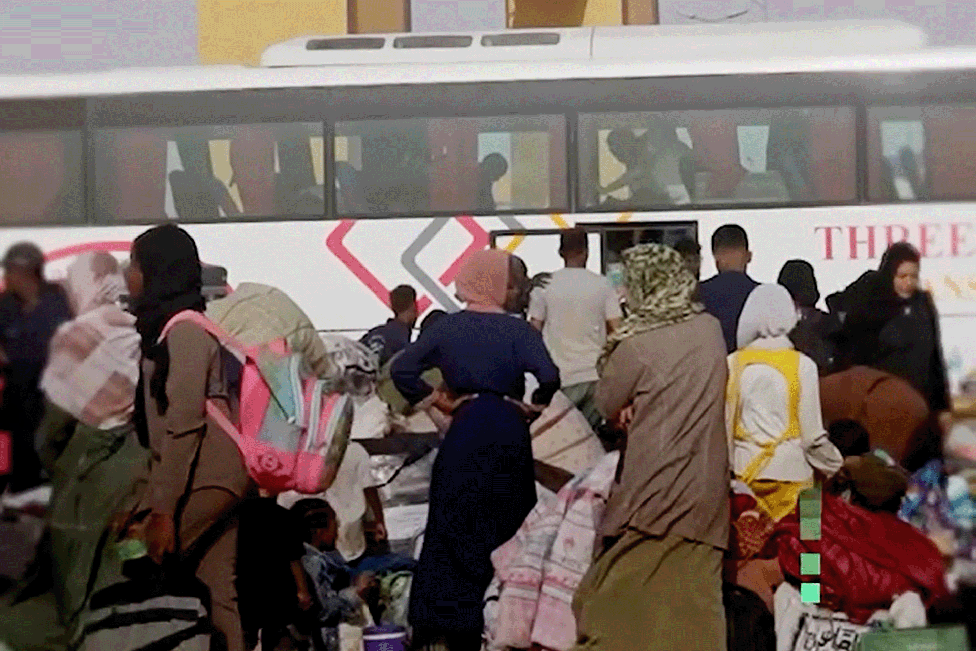 قبيل العيد.. آلاف السودانيين العائدين من مصر يتكدسون عند معبر أرقين
