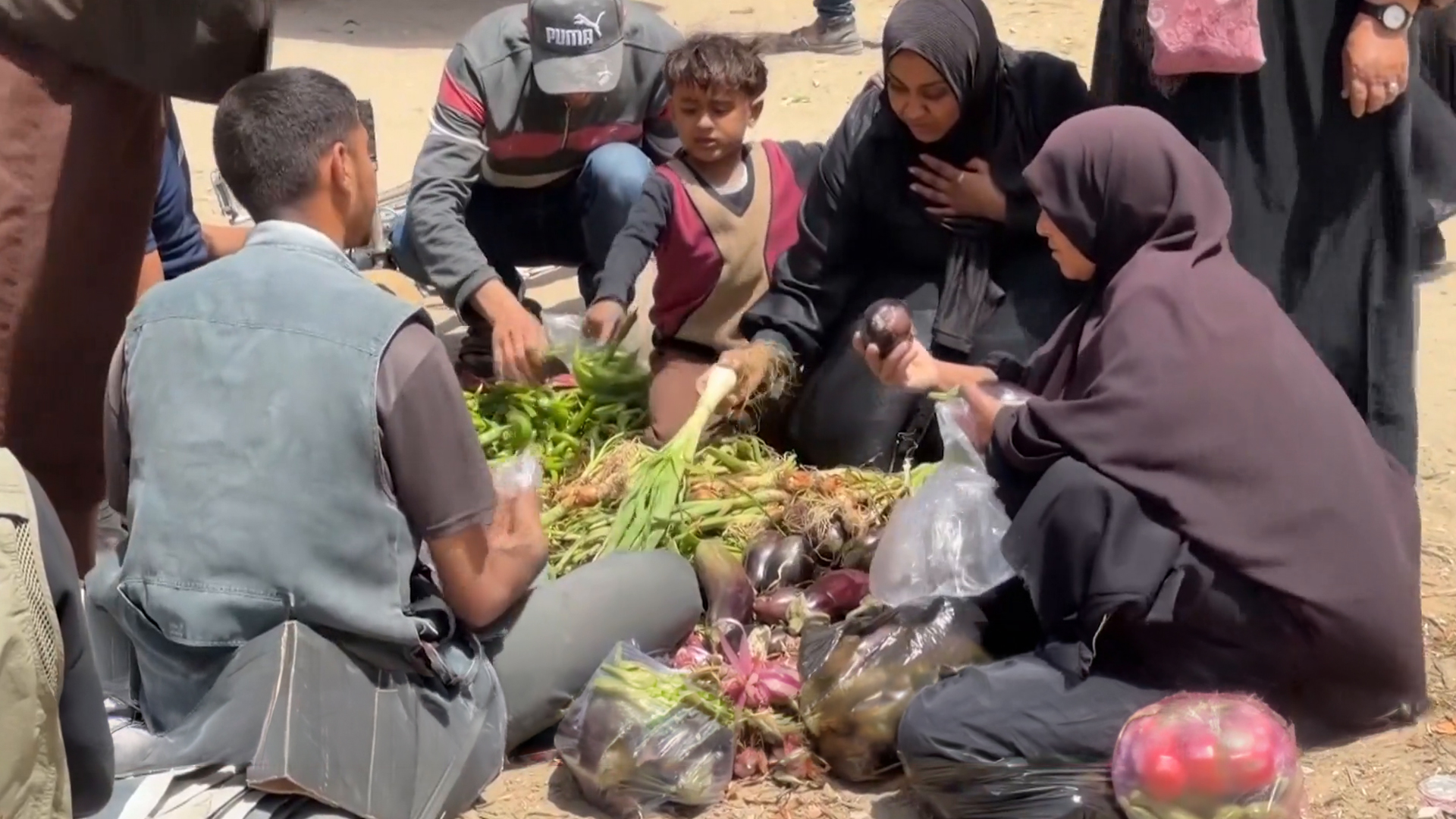 "انظر وكأنك لا ترى".. صرخة أمهات غزة أمام "تسونامي" الغلاء