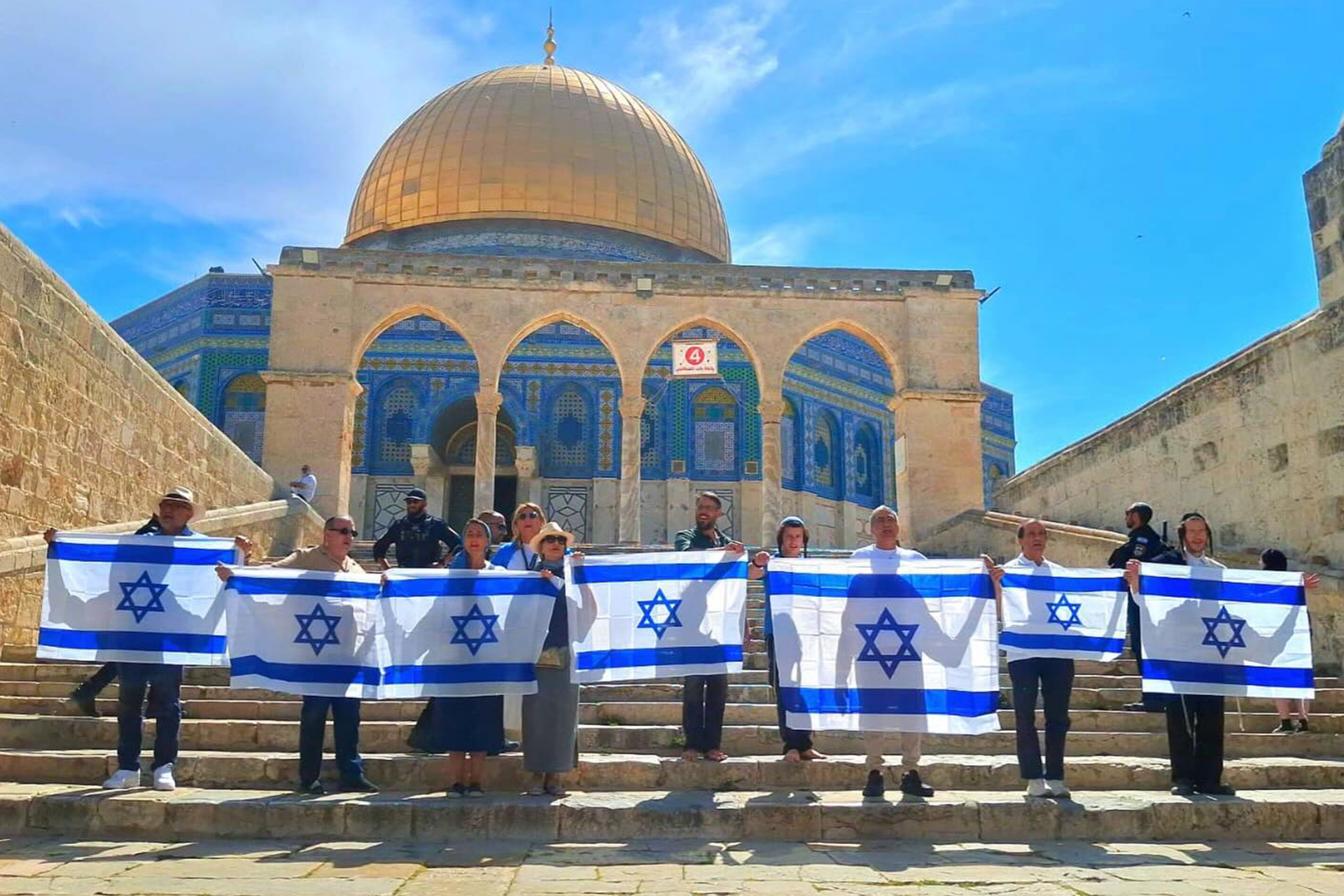 مستوطنون يرفعون علم إسرائيل في المسجد الأقصى