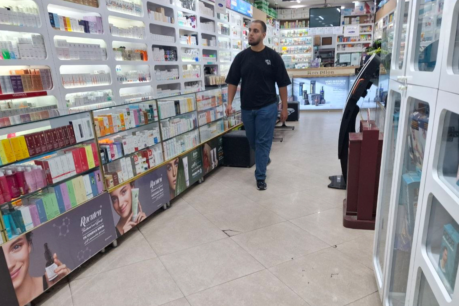 عندما يصبح الدواء سلعة نادرة.. رحلة البحث عن قارورة أمل بصيدليات طهران