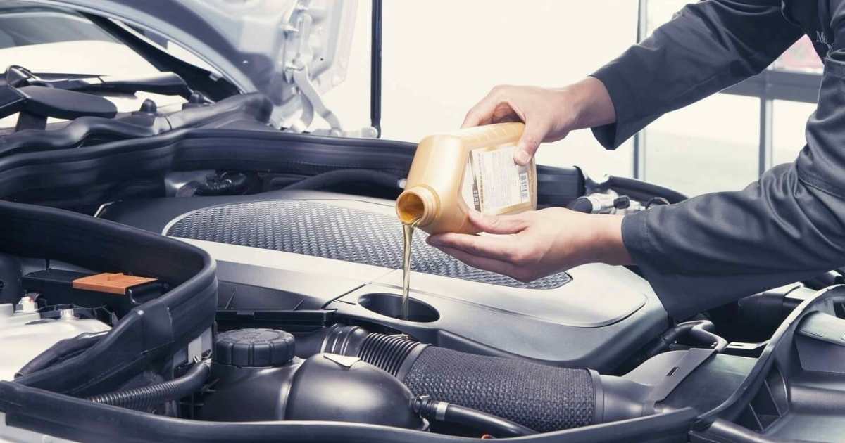في ورشة بديالى.. ميكانيكي كفيف يهزم الظلام بأنامله وأذنه