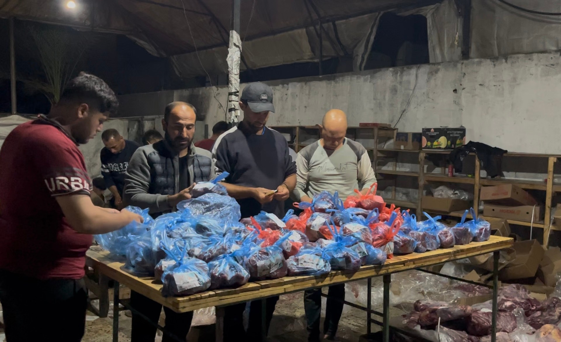 بلا ثلاجات أو غاز.. كيف يتعامل سكان غزة مع لحوم العيد؟