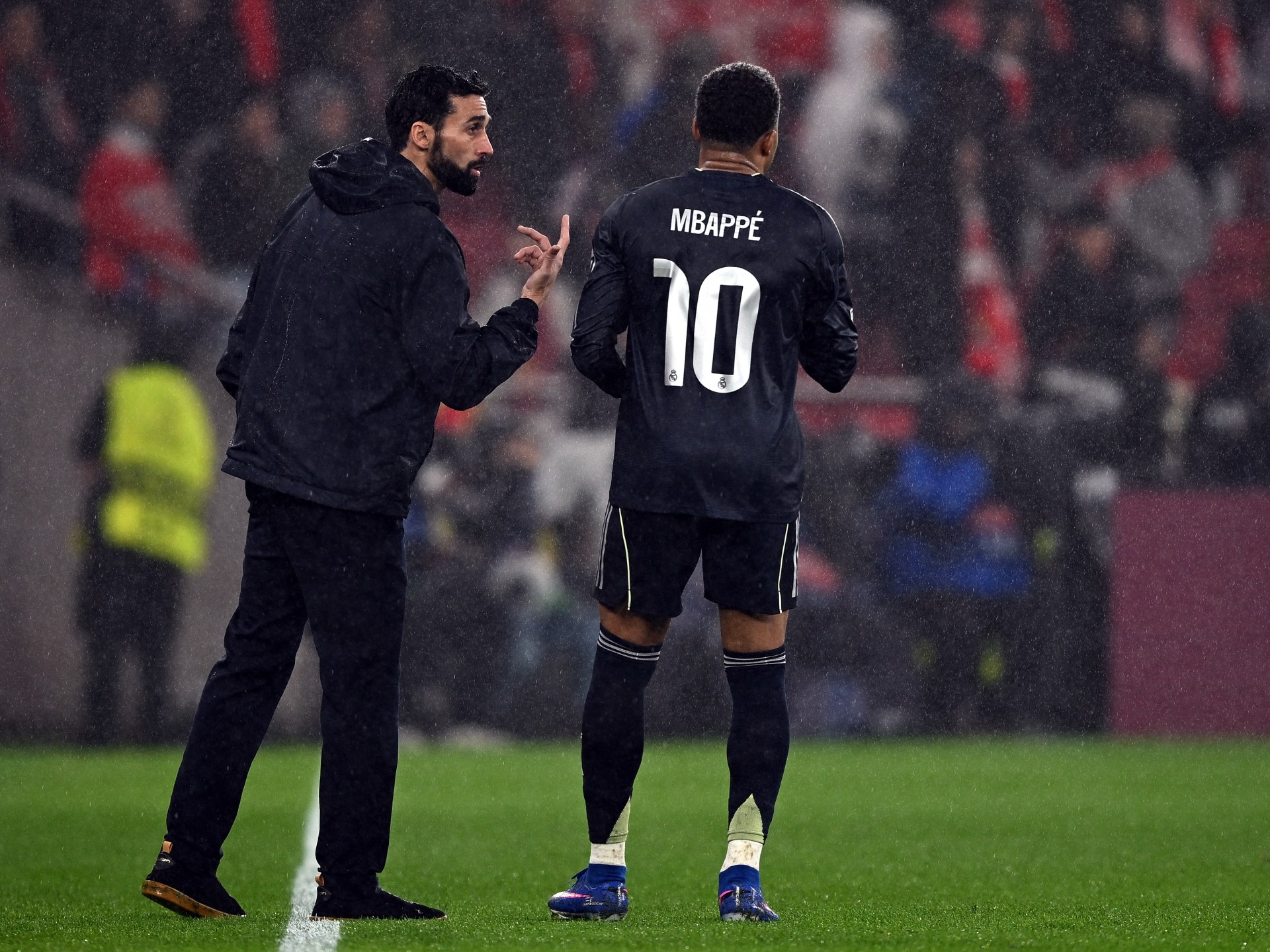 فينيسيوس المدلل ومبابي المنبوذ.. ماذا يحدث في غرف ملابس ريال مدريد؟