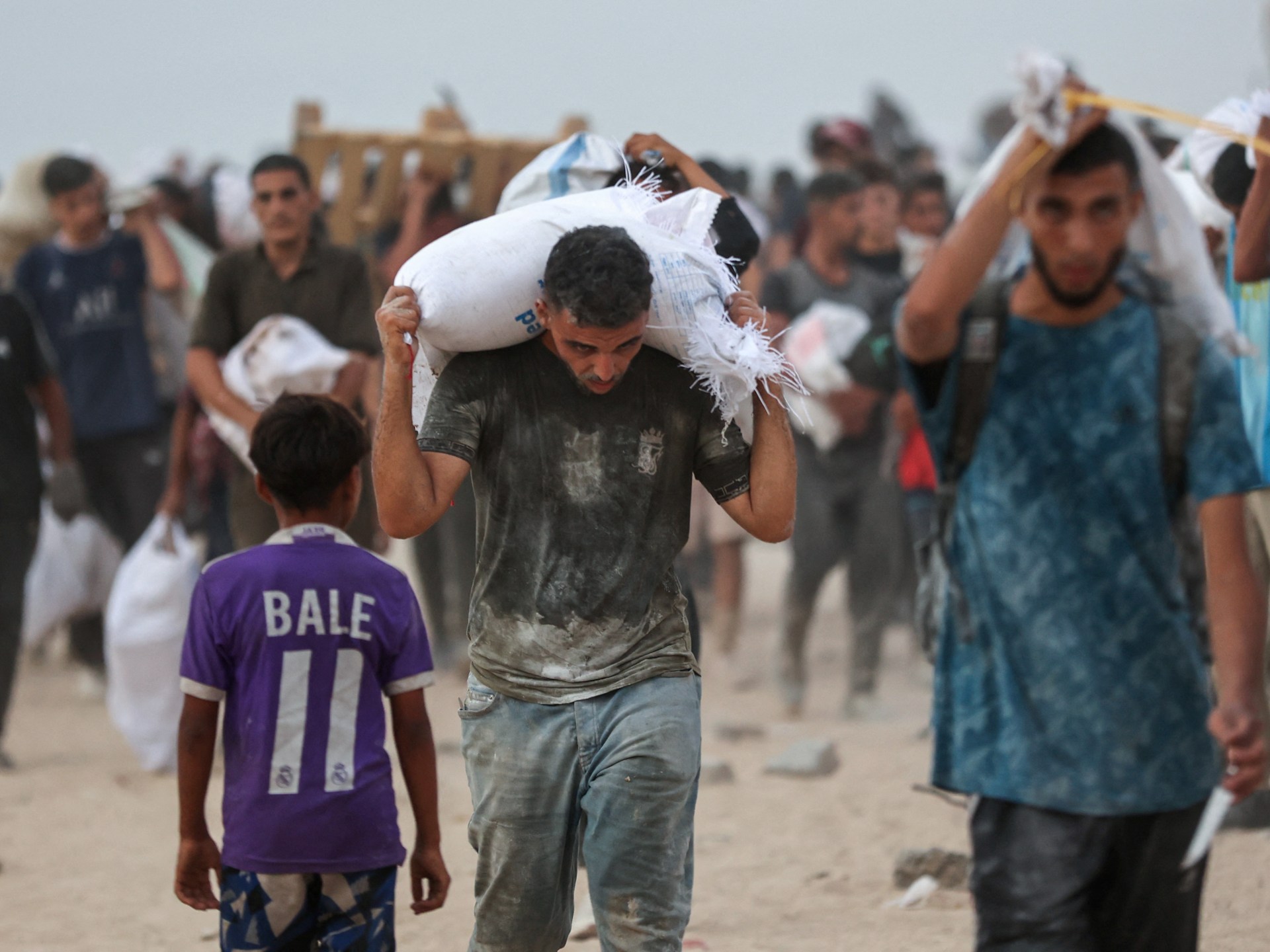 رايتس ووتش: إسرائيل تقطّع شرايين الإغاثة بغزة وتواصل هجماتها المميتة