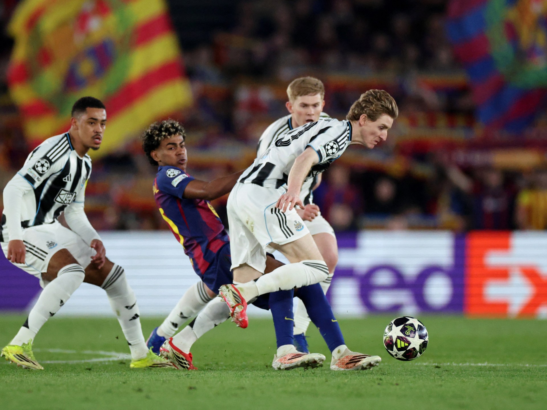 برشلونة ينافس بايرن على ضم نجم نيوكاسل المتألق