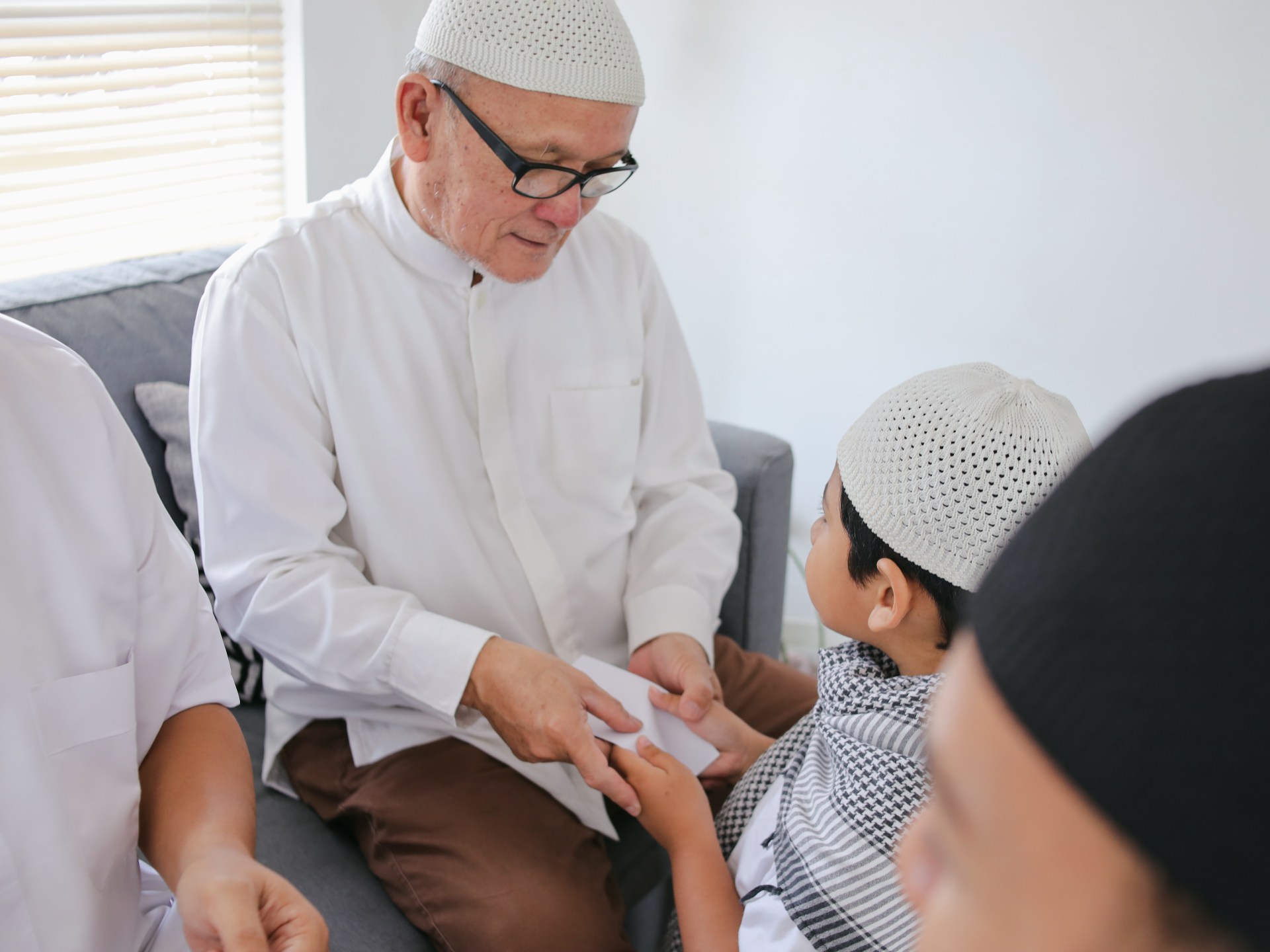 العيدية.. من منح السلاطين إلى جيوب الأطفال