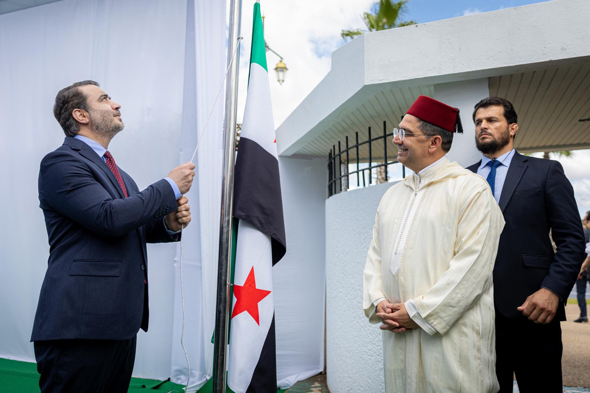 الشيباني يرفع علم سوريا بالرباط ويبحث تعزيز العلاقات مع المغرب