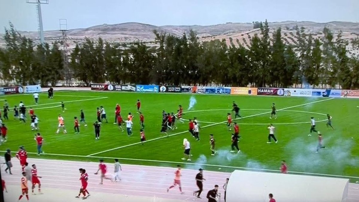بعد ركلة جزاء غير محتسبة.. محتجون يشعلون مقرا للحكومة بطرابلس الليبية