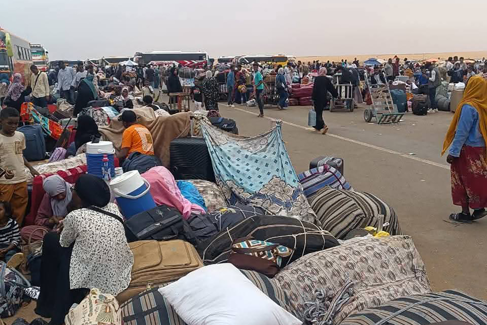 عودة السودانيين من مصر تتحول إلى انتظار قاس تحت الشمس في معبر أرقين