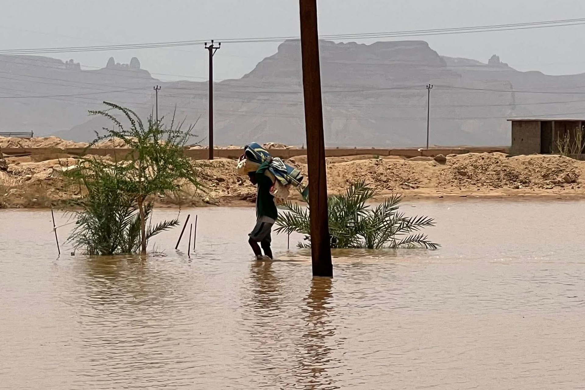 نزوح وانقطاع للاتصالات جراء السيول جنوبي ليبيا وتحرك لاحتواء الكارثة