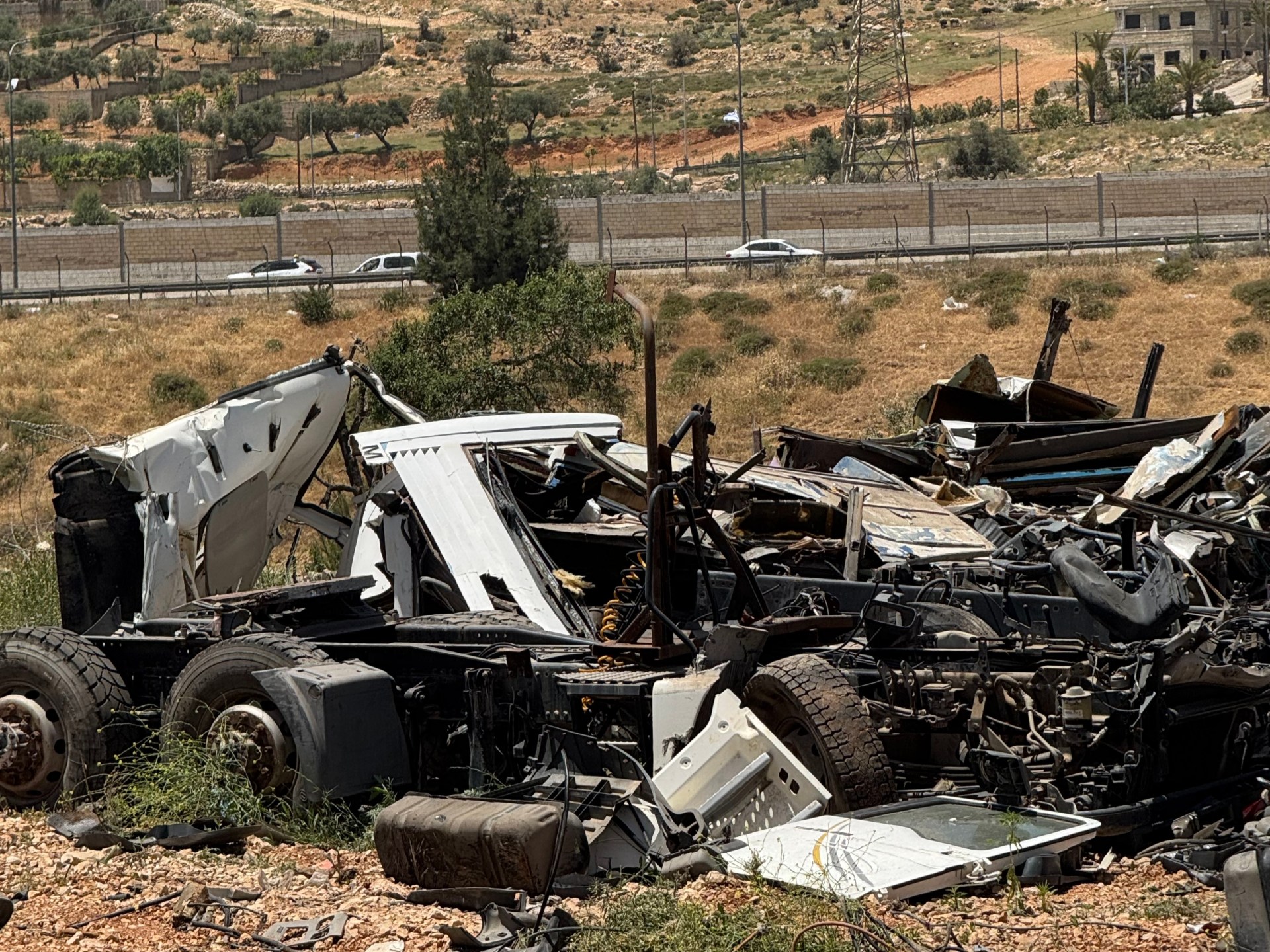 الاحتلال يجبر فلسطينية على هدم منزلها ويدمر منشآت تجارية بالقدس