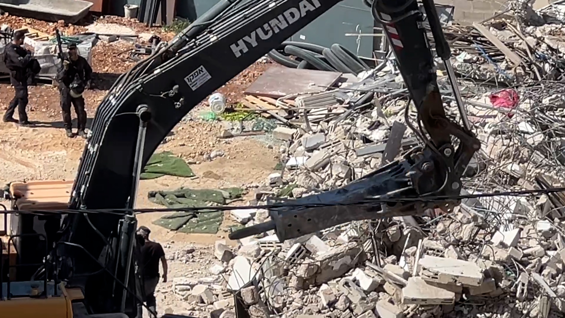 القدس.. الاحتلال يهدم منازل ومنشآت ومستوطن يدنس مقدسا مسيحيا