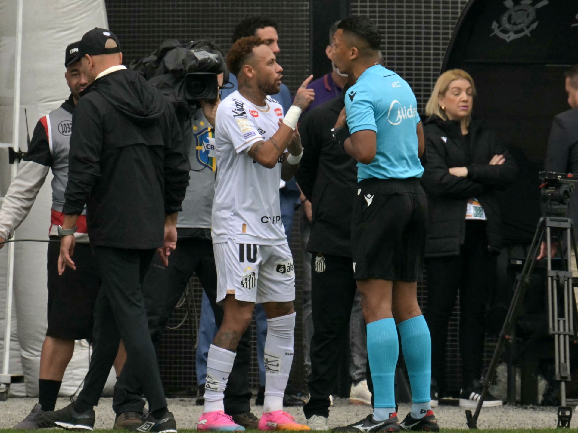 شاهد.. نيمار بطل أغرب واقعة تبديل في الدوري البرازيلي