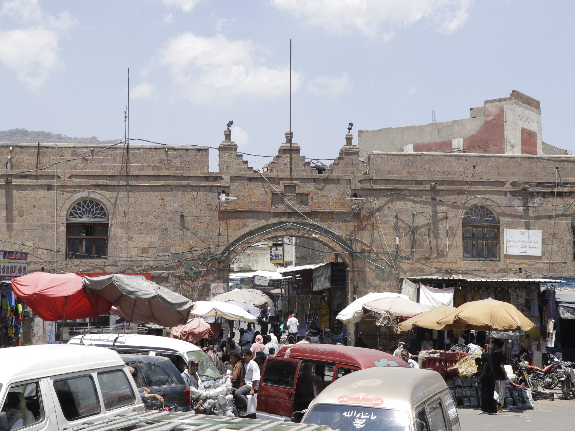اقتلاع للأحجار وزحف عشوائي.. سور تعز التاريخي يواجه خطر الاندثار وفقدان الذاكرة