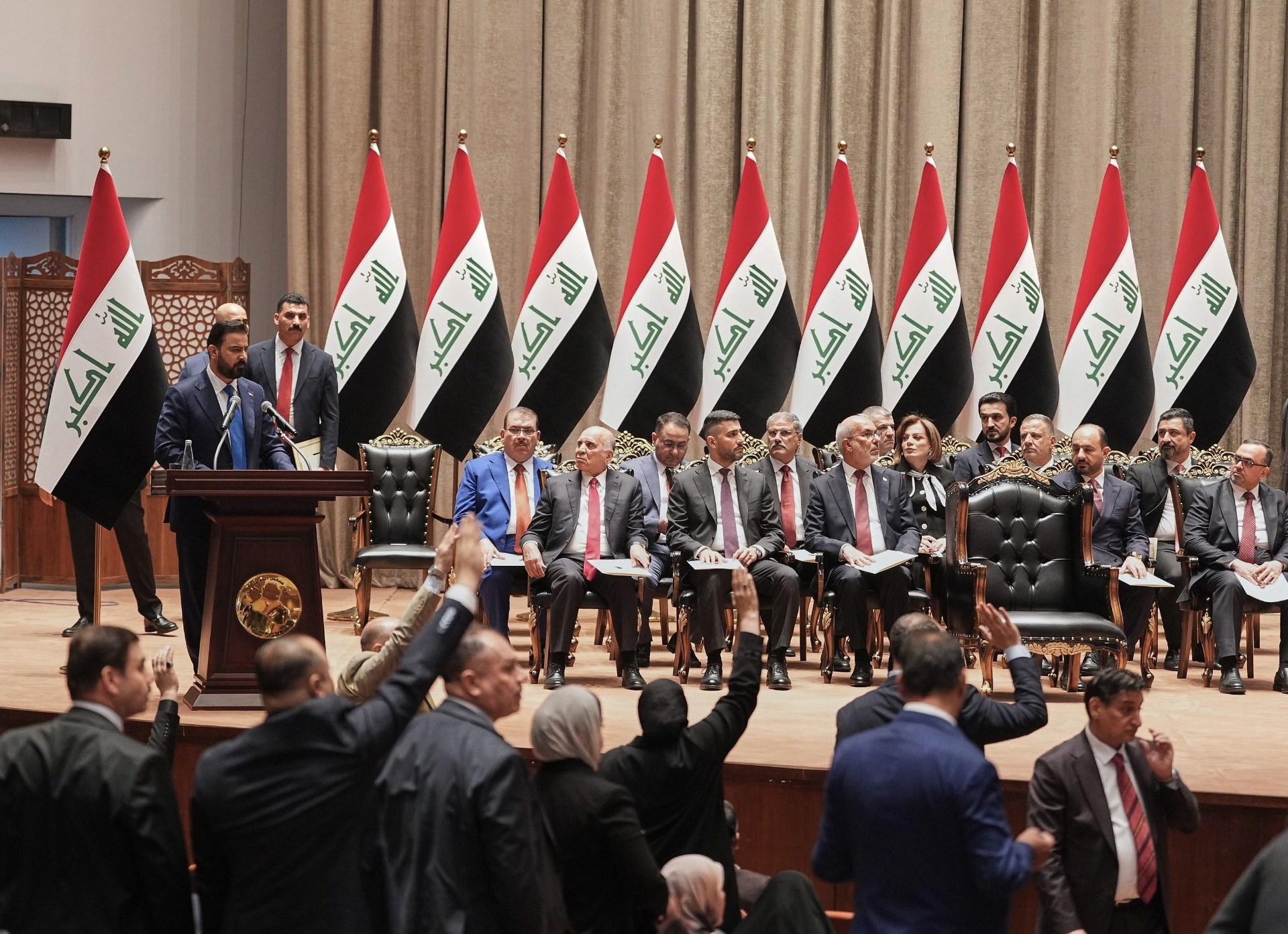 البرلمان العراقي يمنح الثقة للزيدي وواشنطن وطهران ترحبان
