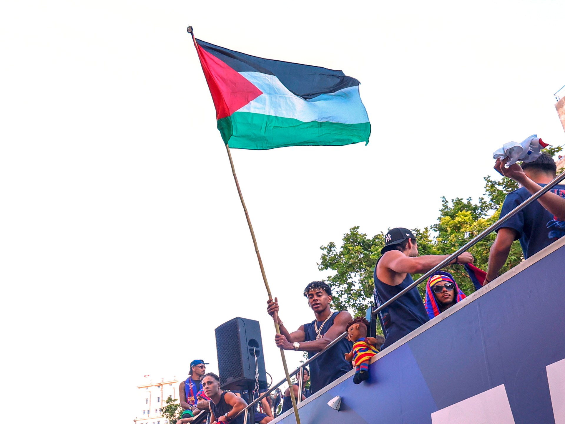 علم فلسطين يشعل حربا كلامية بين مدريد وتل أبيب.. وسانشيز: لامين جمال فخر إسبانيا