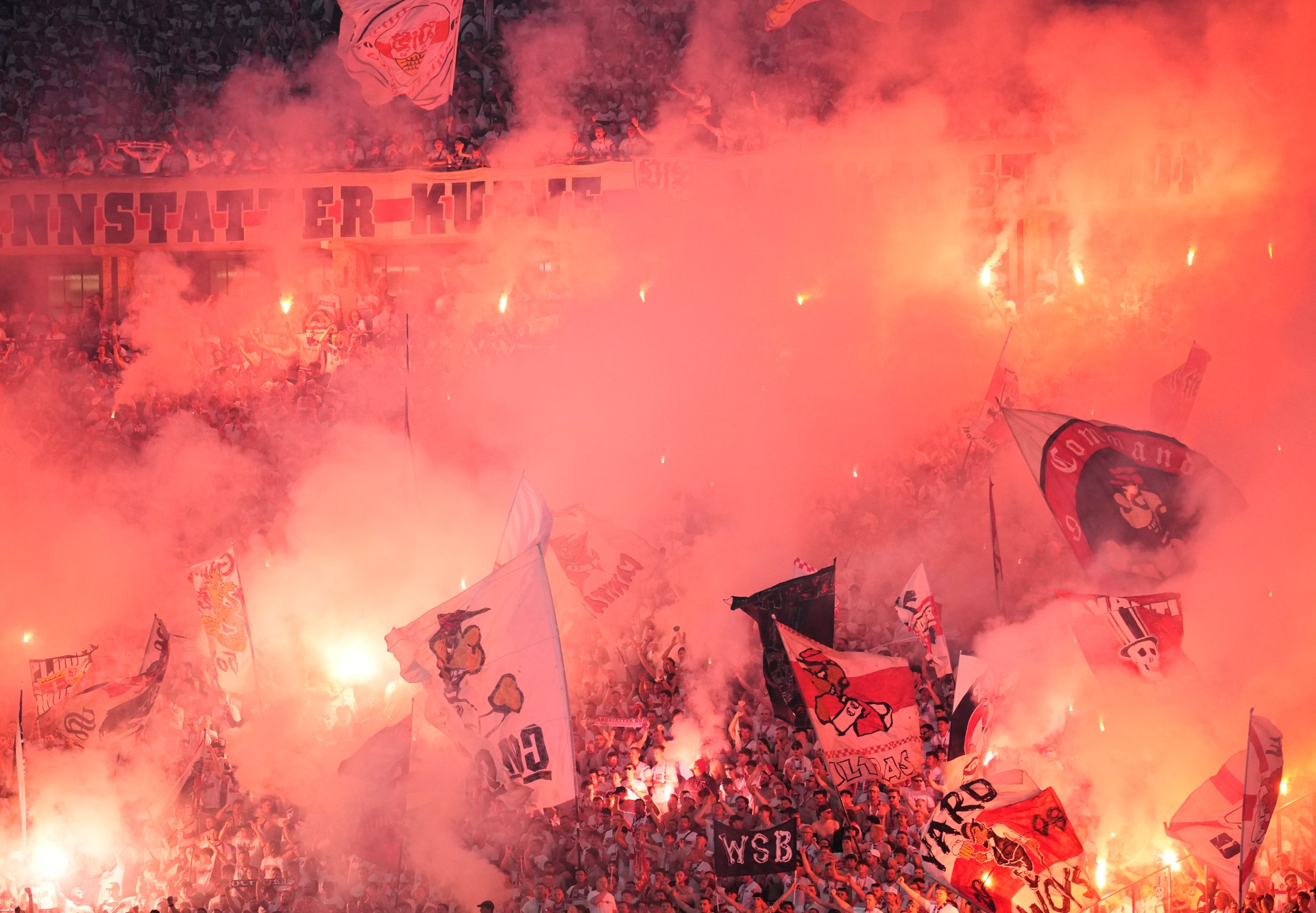 نازيون في ملاعب ألمانيا.. اليمين المتطرف يزحف إلى المدرجات