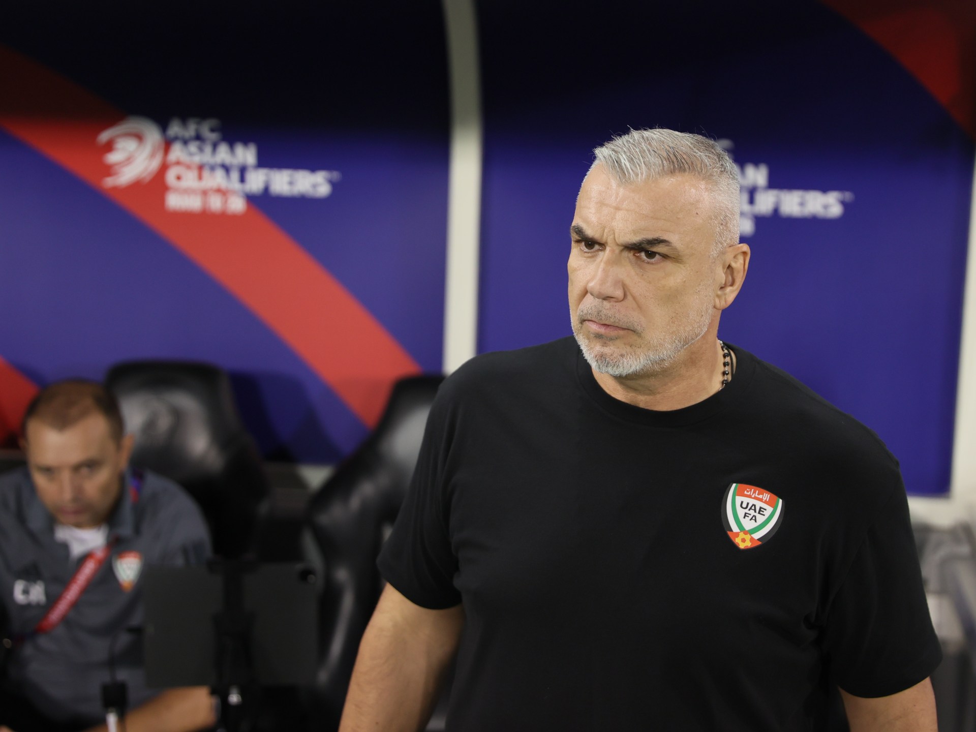 اتحاد الكرة الإماراتي يقيل المدرب الروماني كوزمين
