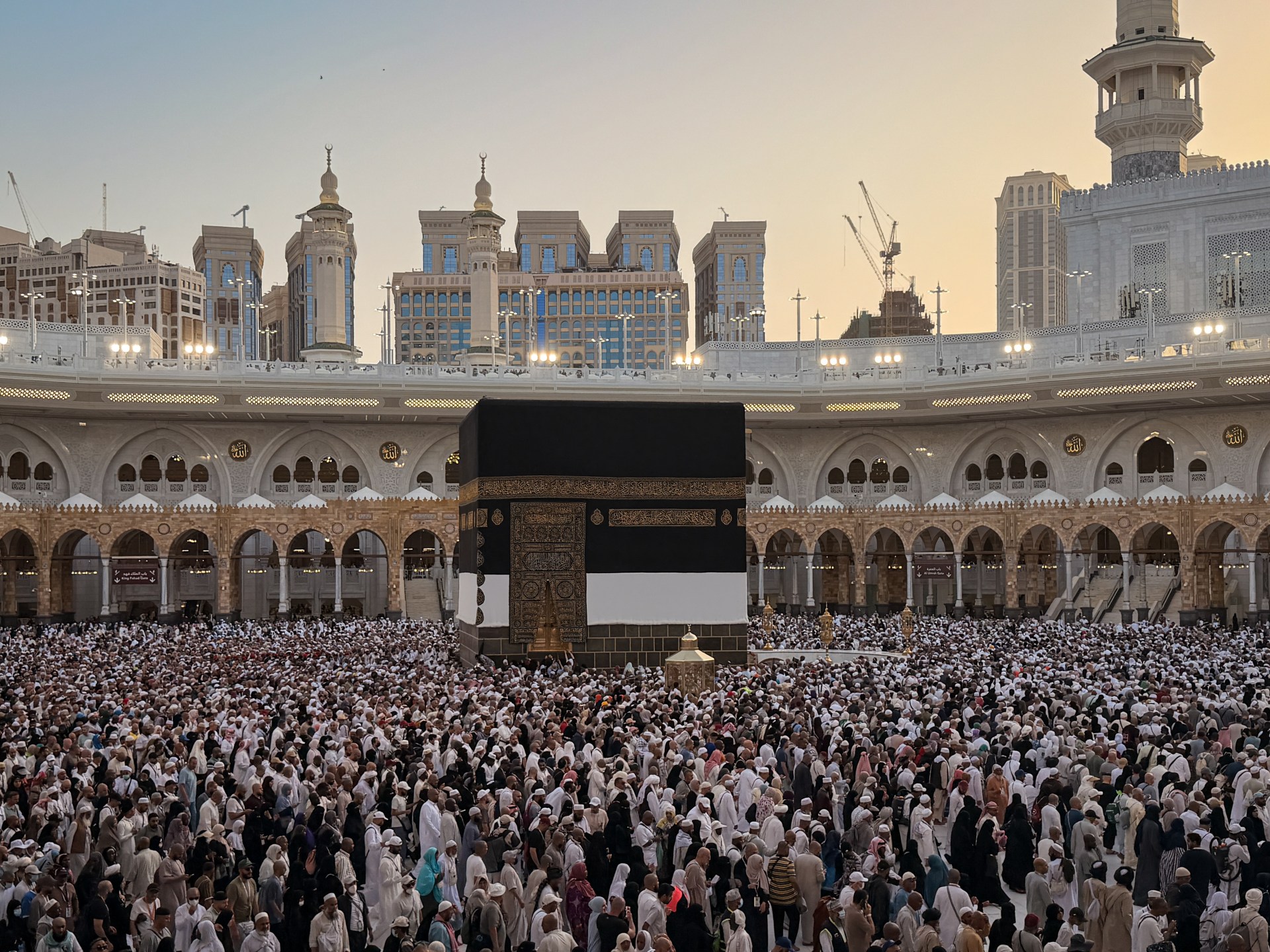 حجاج بيت الله الحرام يختتمون مناسكهم بطواف الوداع
