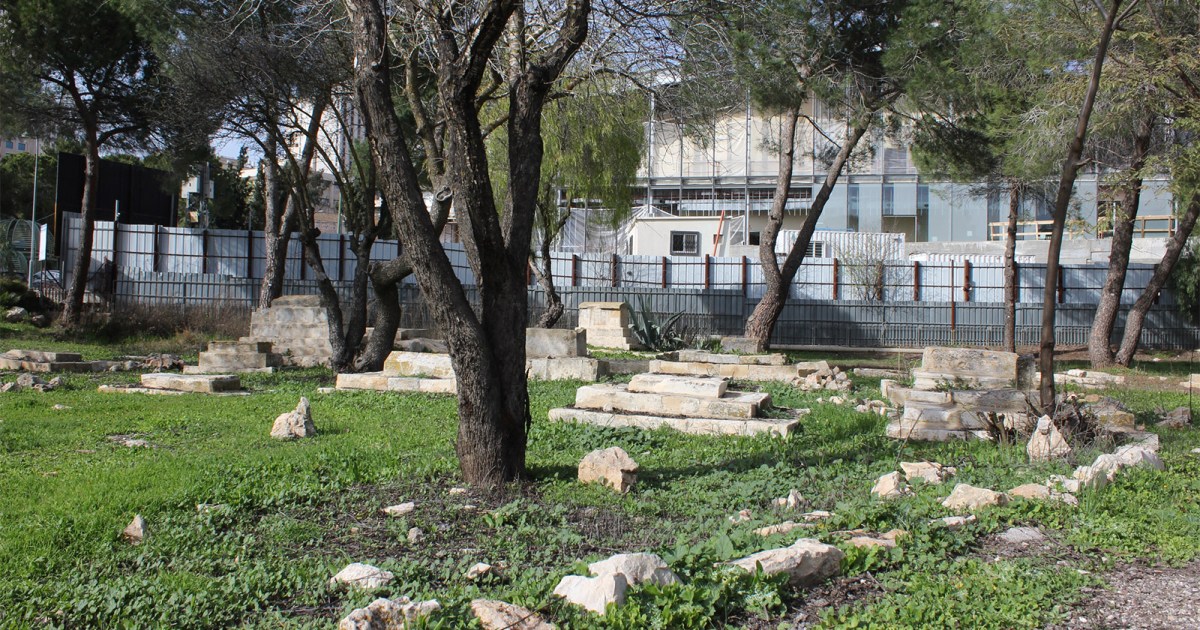 إنفوغراف.. الاستيطان يتربص بمقبرة في القدس تحتضن رفات صحابة وقادة وعلماء