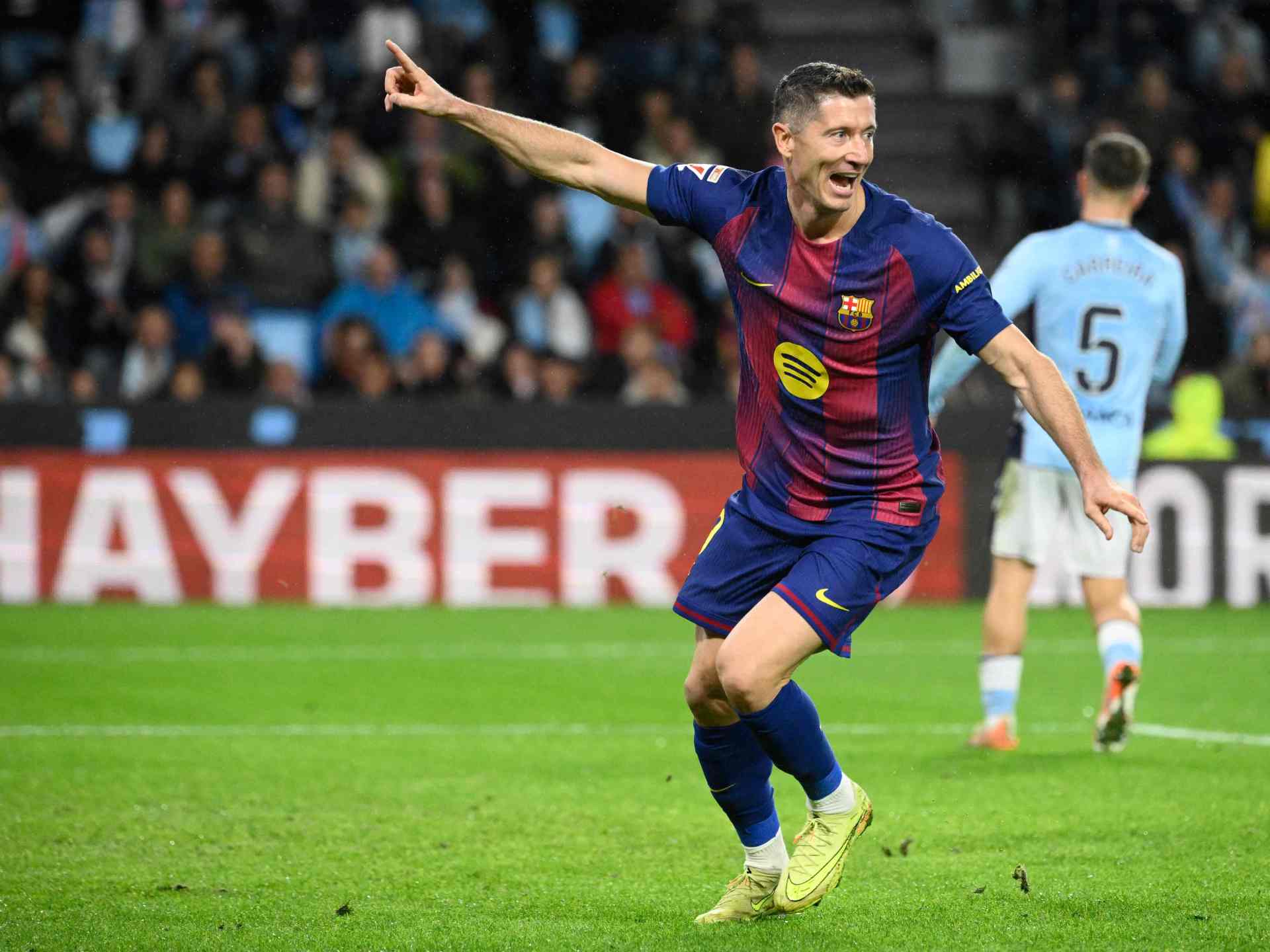 ليفاندوفسكي يعلن رحيله عن برشلونة