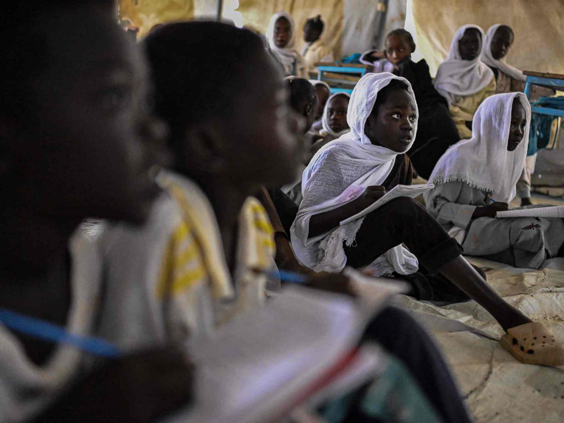 يد مبتورة وأخرى تمسك بالقلم.. أطفال السودان يتحدون ويلات الحرب بـ "حلم التعليم"