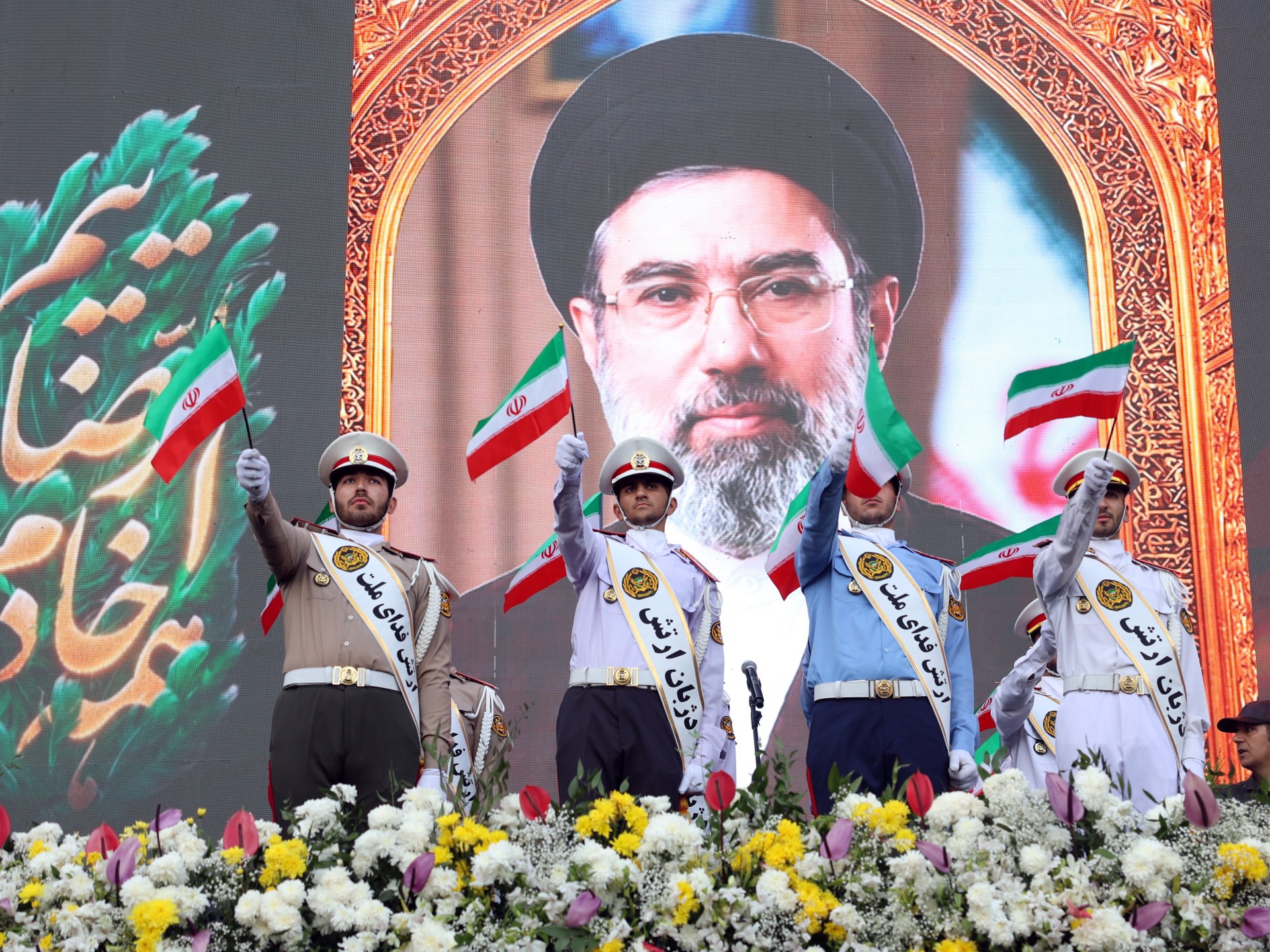 مجتبى خامنئي يدعو الإيرانيين إلى الثبات في "ميدان الجهاد الاقتصادي"