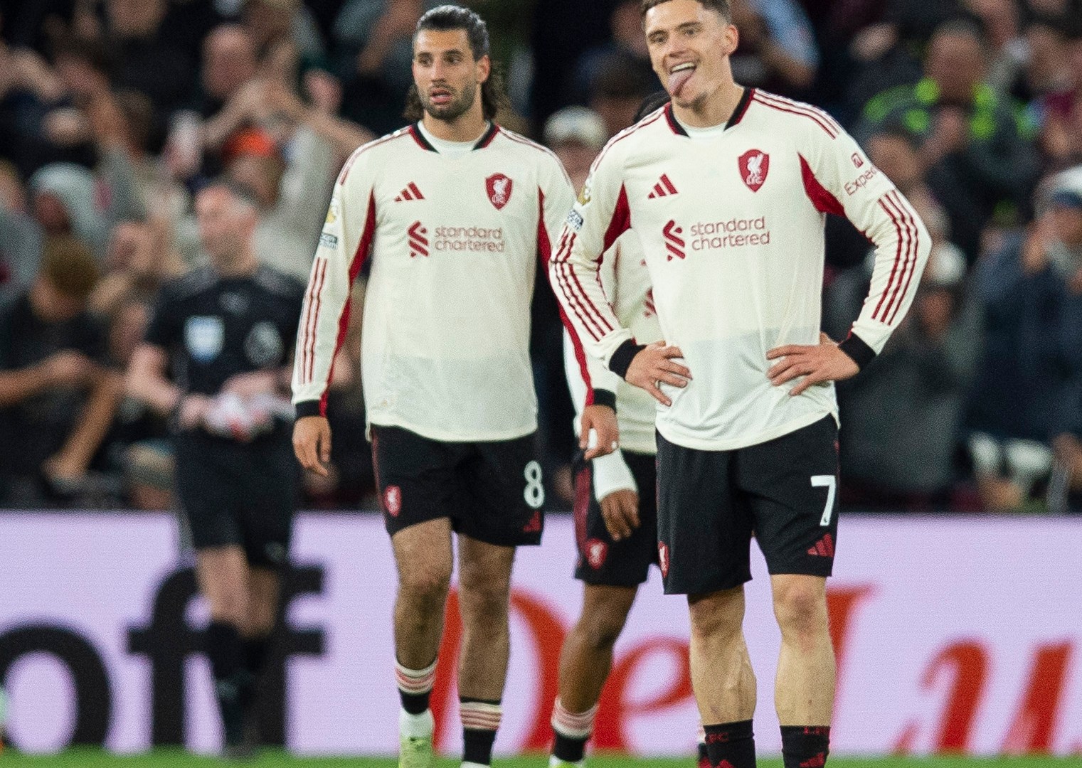 بالصور.. ليفربول يستحضر أمجاد الثمانينيات في قميصه الجديد