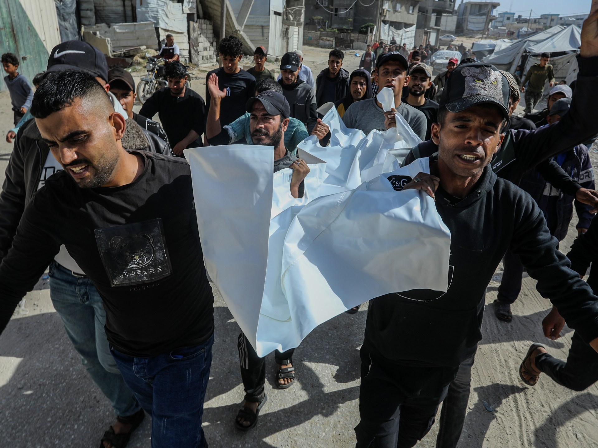 شهيدان في غزة وتحذيرات من انهيار القطاع الصحي