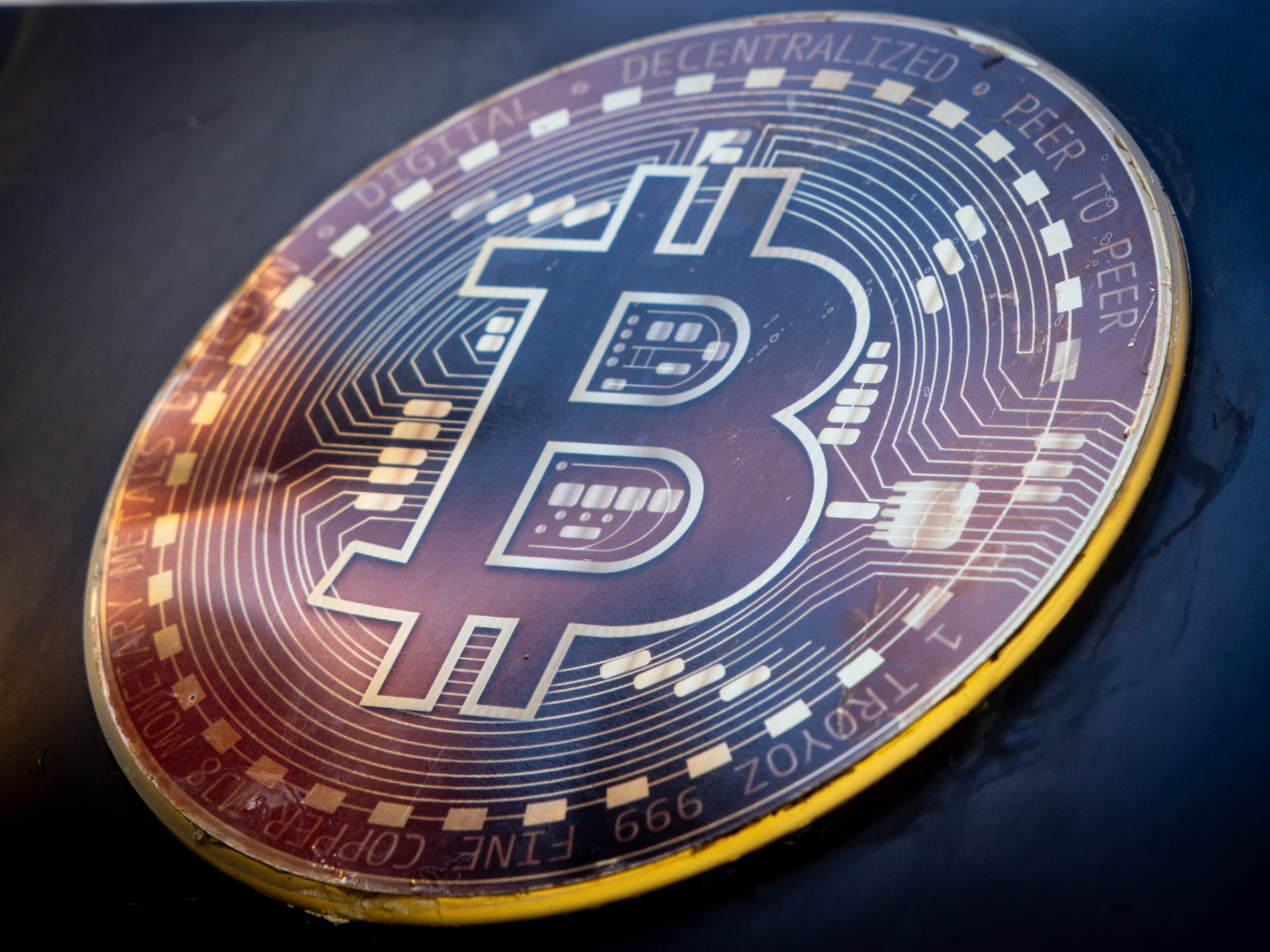 آمال إنهاء الحرب ترفع قيمة العملات المشفرة إلى 2.74 تريليون دولار