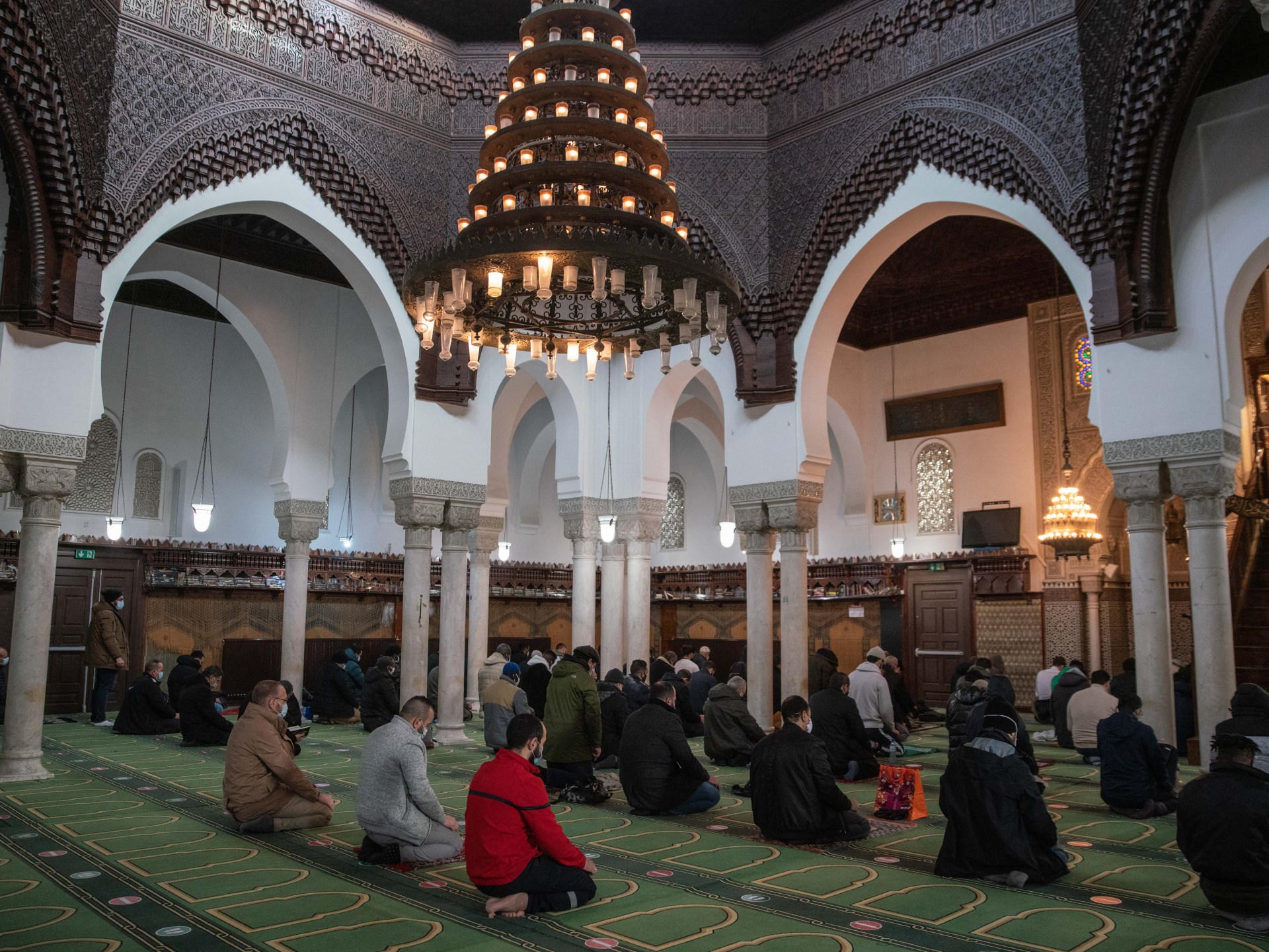الإسلام في فرنسا.. سياسة الشك الدائم