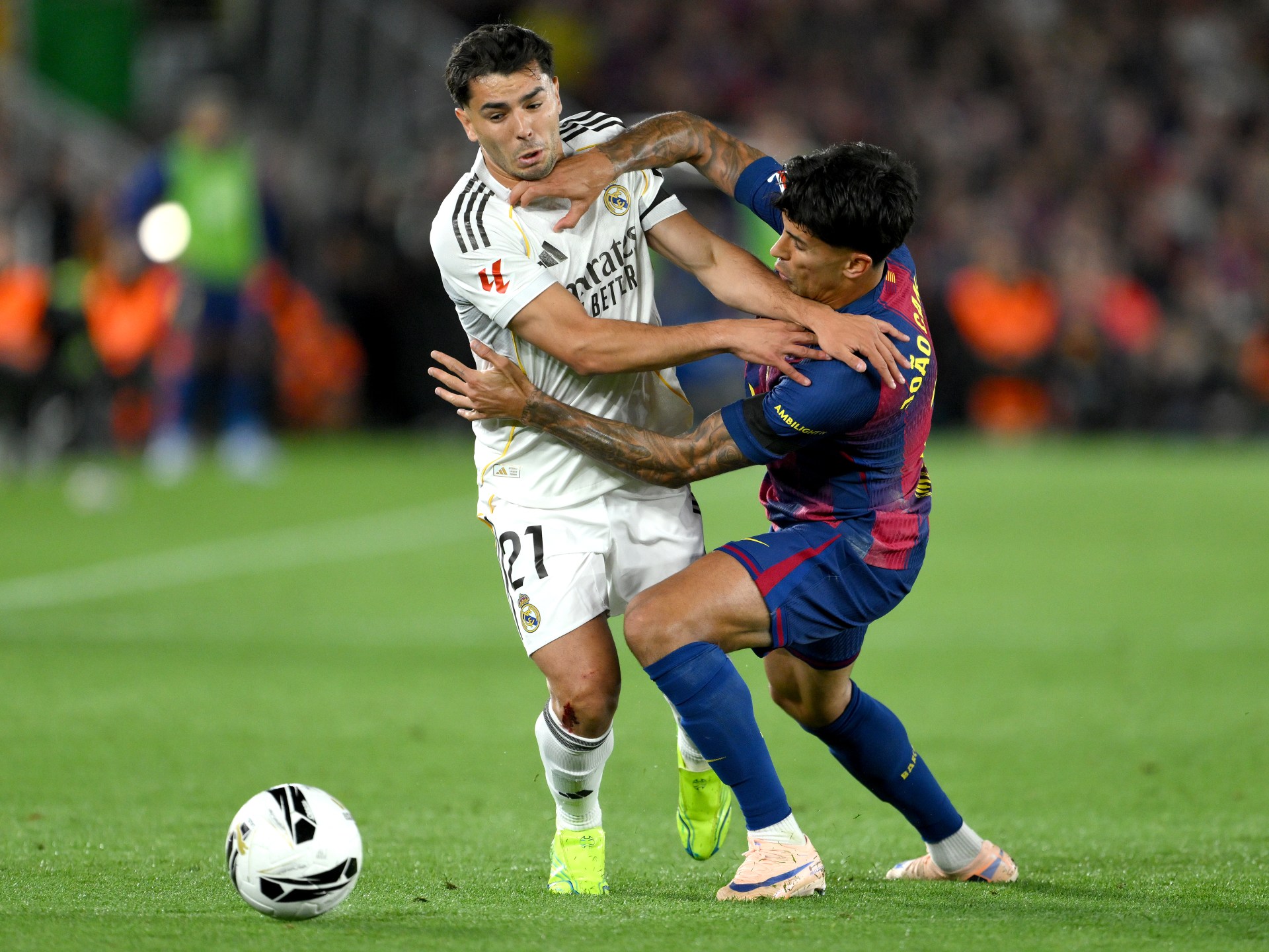 برشلونة يدخل التاريخ بهزيمة ريال مدريد وحسم لقب الليغا وينضم لقائمة "الهزائم الأكثر قسوة"