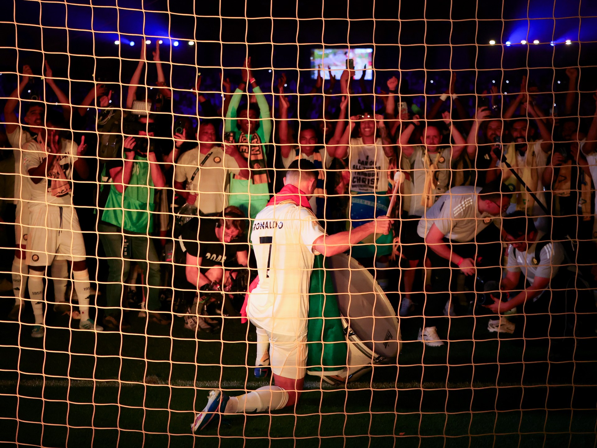 شاهد.. رونالدو يذرف دموع الفرح ويدق "الطبول" احتفالا بالدوري السعودي