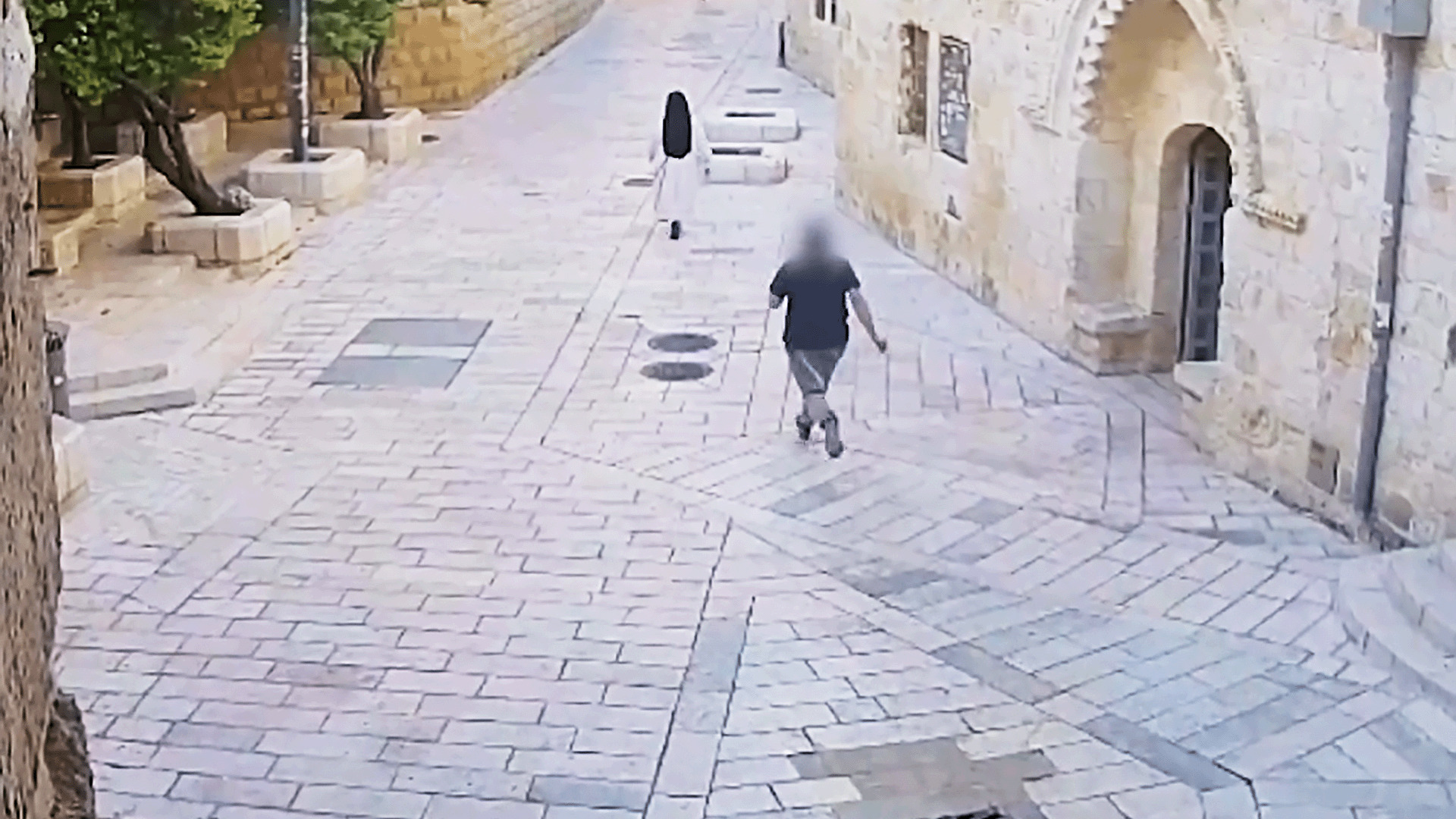 اعتداء صادم لمستوطن على راهبة فرنسية بالقدس يفجر غضبا عارما