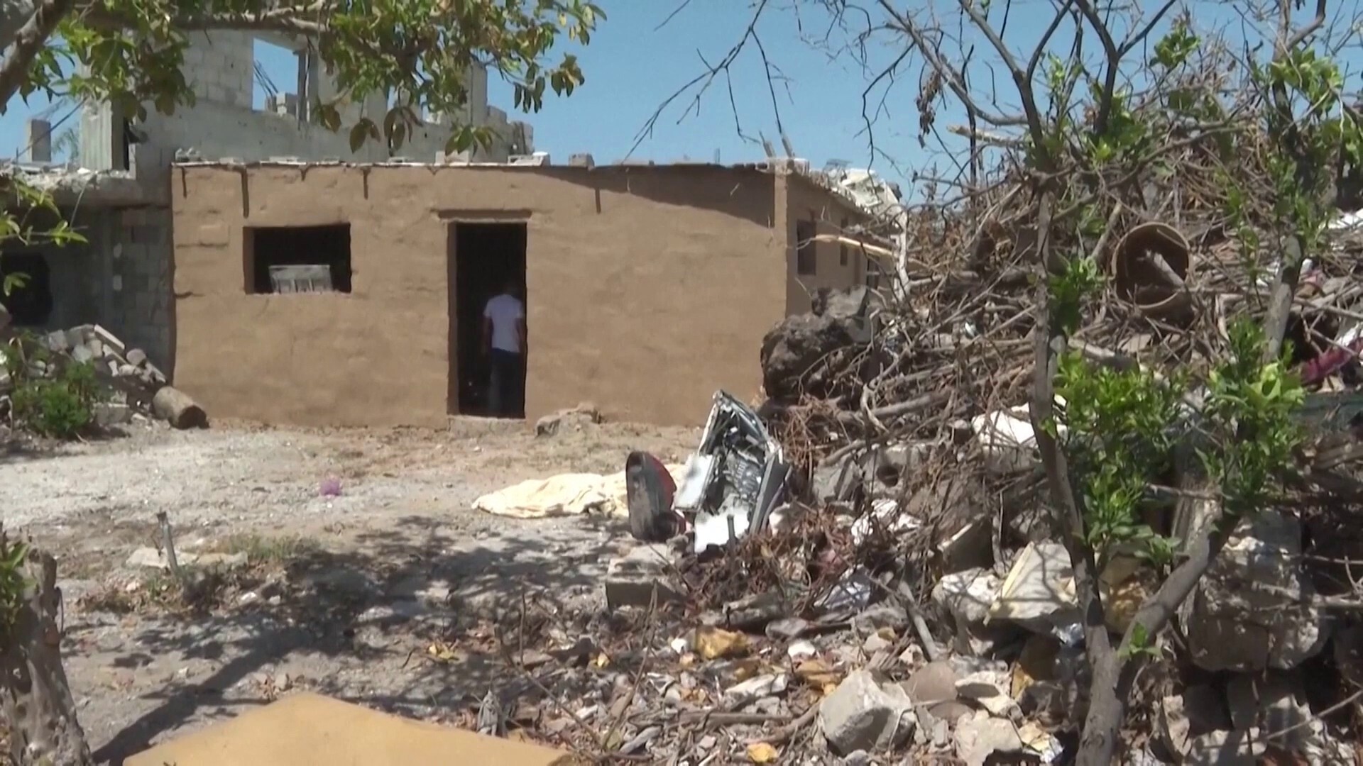 "حجر بحجر".. فلسطيني يعيد بناء منزله من الطين والأنقاض في غزة