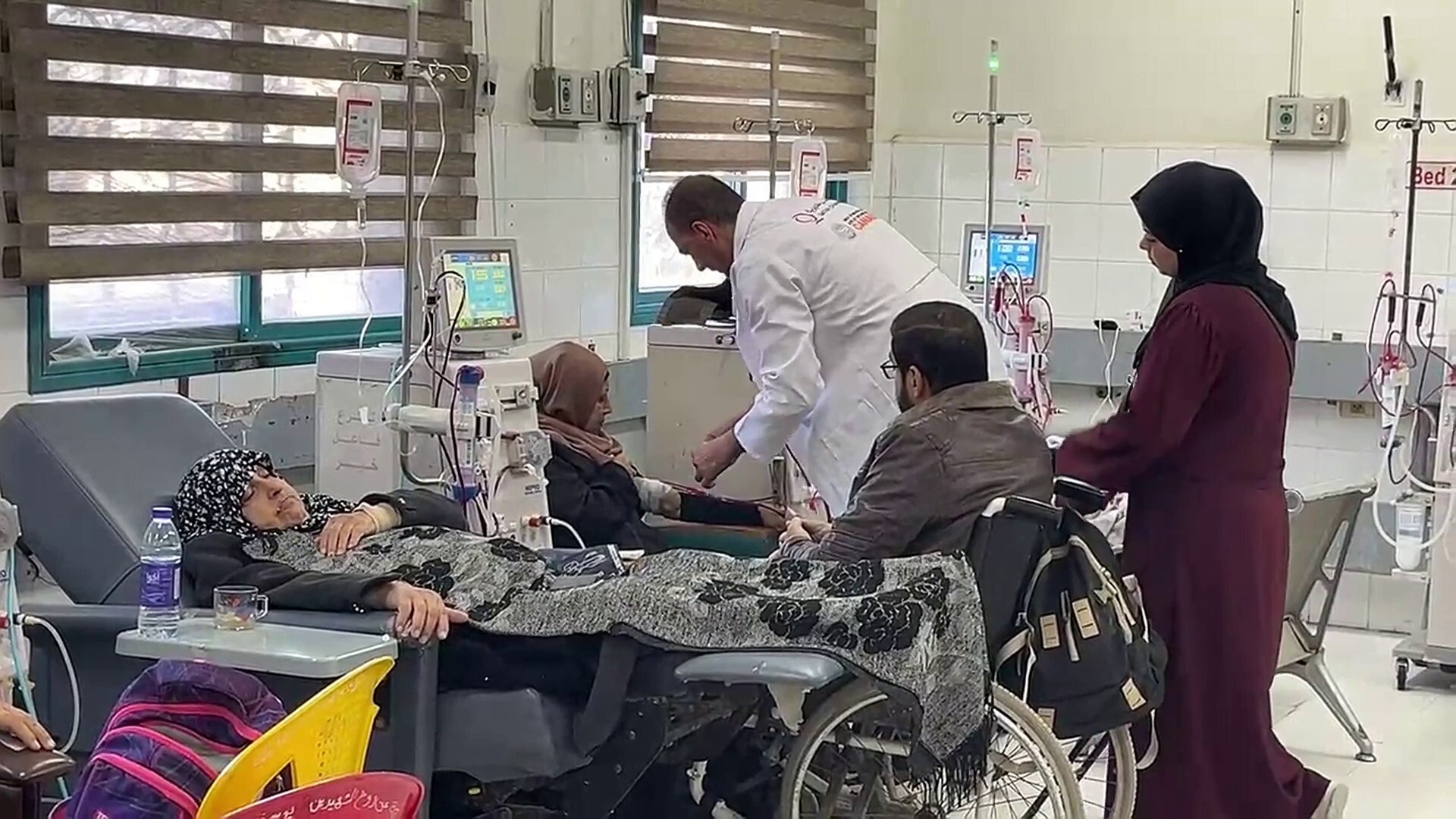 نقص الإمكانات يفاقم معاناة مرضى الكلى في غزة