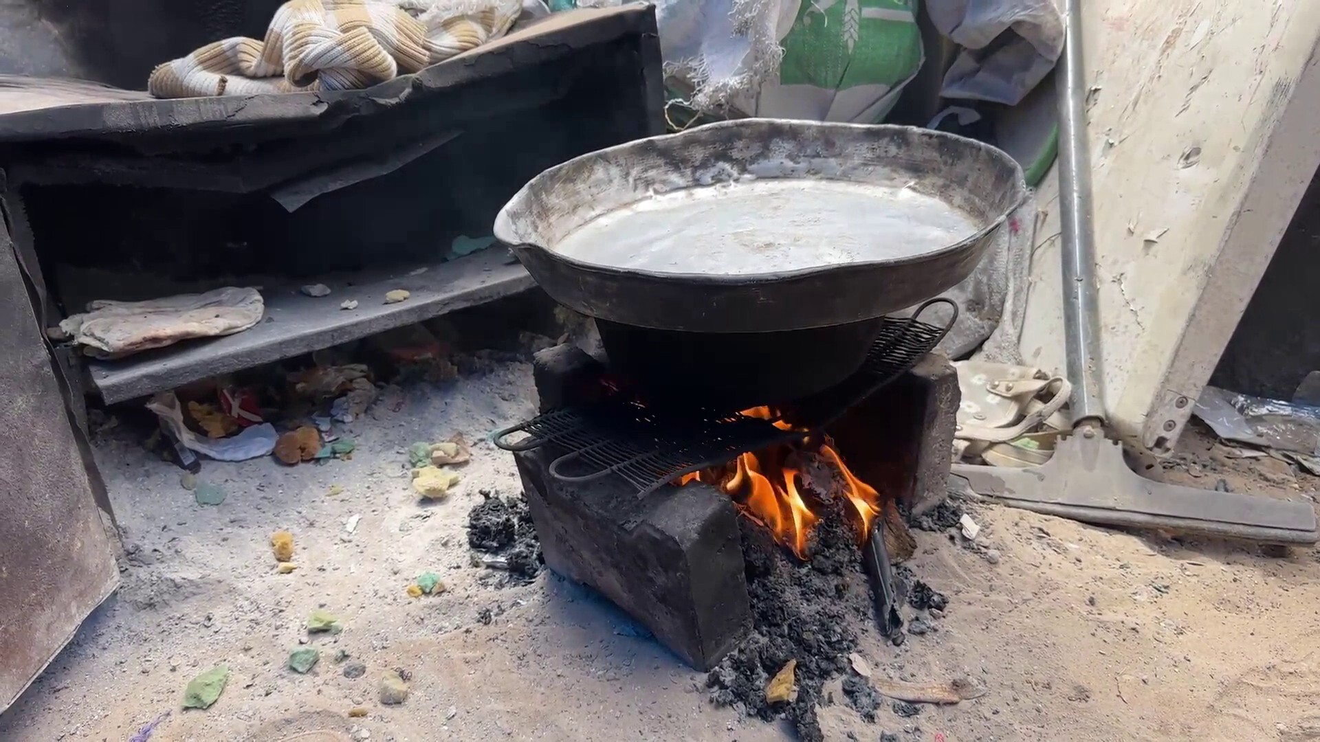 "نحرق القماش لنأكل".. نازحو غزة يشعلون البلاستيك والنايلون لمواجهة شح الغاز