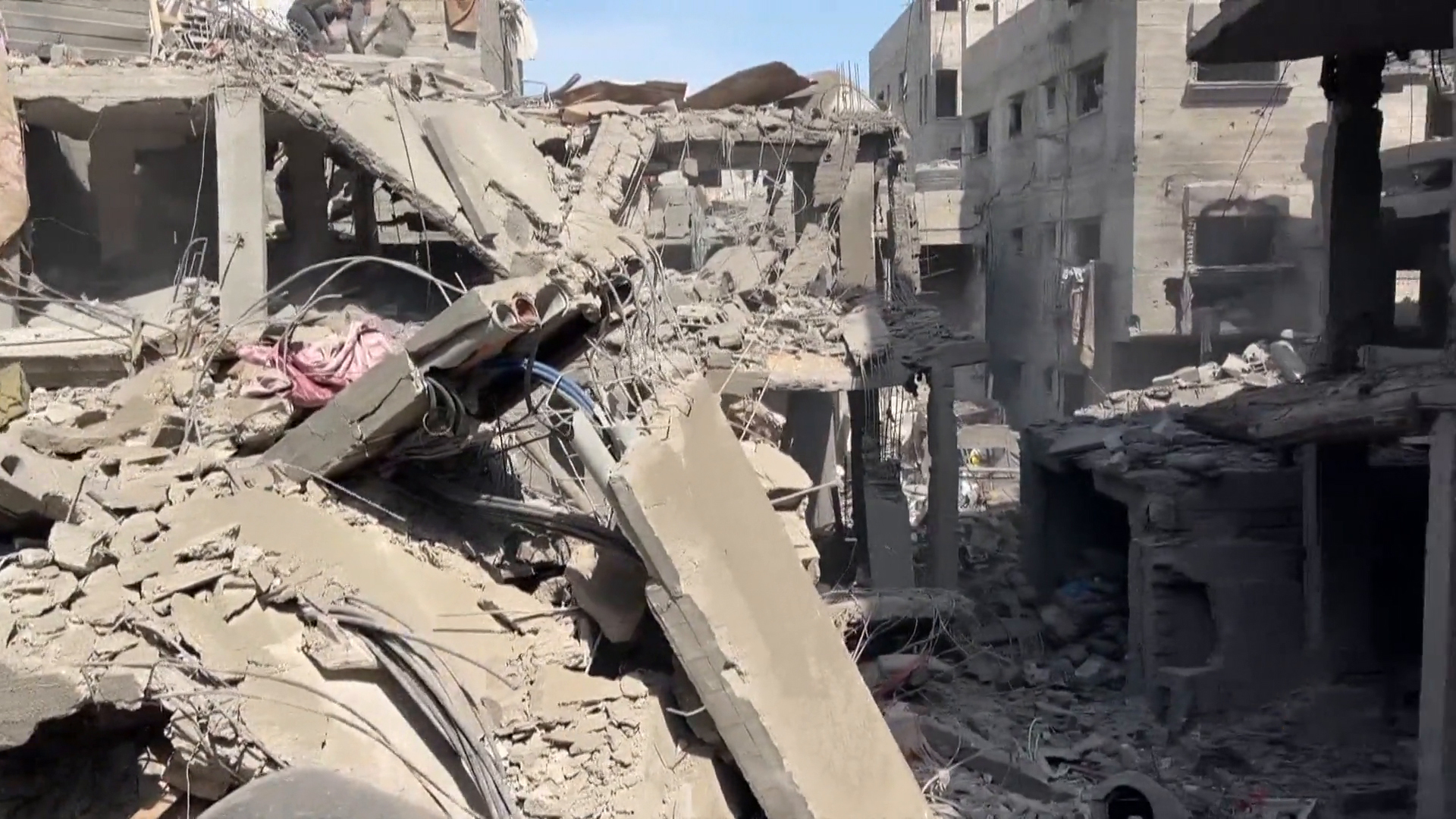 9 جرحى في غارة إسرائيلية استهدفت مخيم الشاطئ في غزة