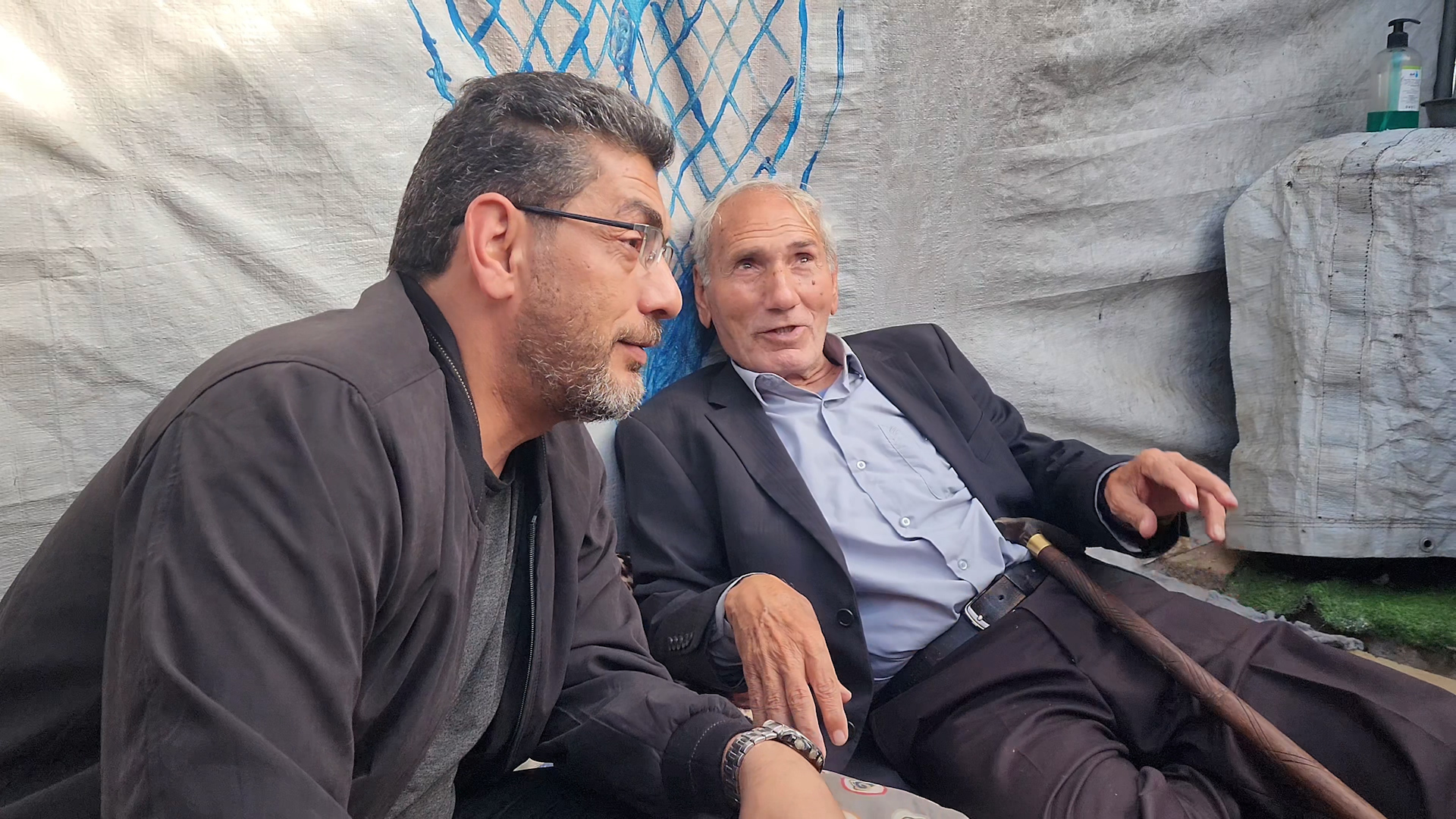 عزات عدوان.. خيمة احتضنت طفولته وأخرى شيخوخته ويحلم بالعودة إلى "بربرة"