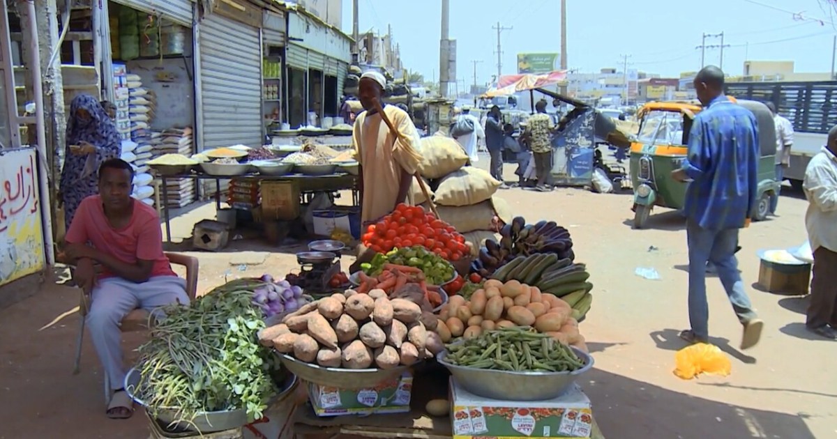 من الوقود إلى الخبز.. موجة الأسعار تلتهم ما تبقى في جيوب السودانيين