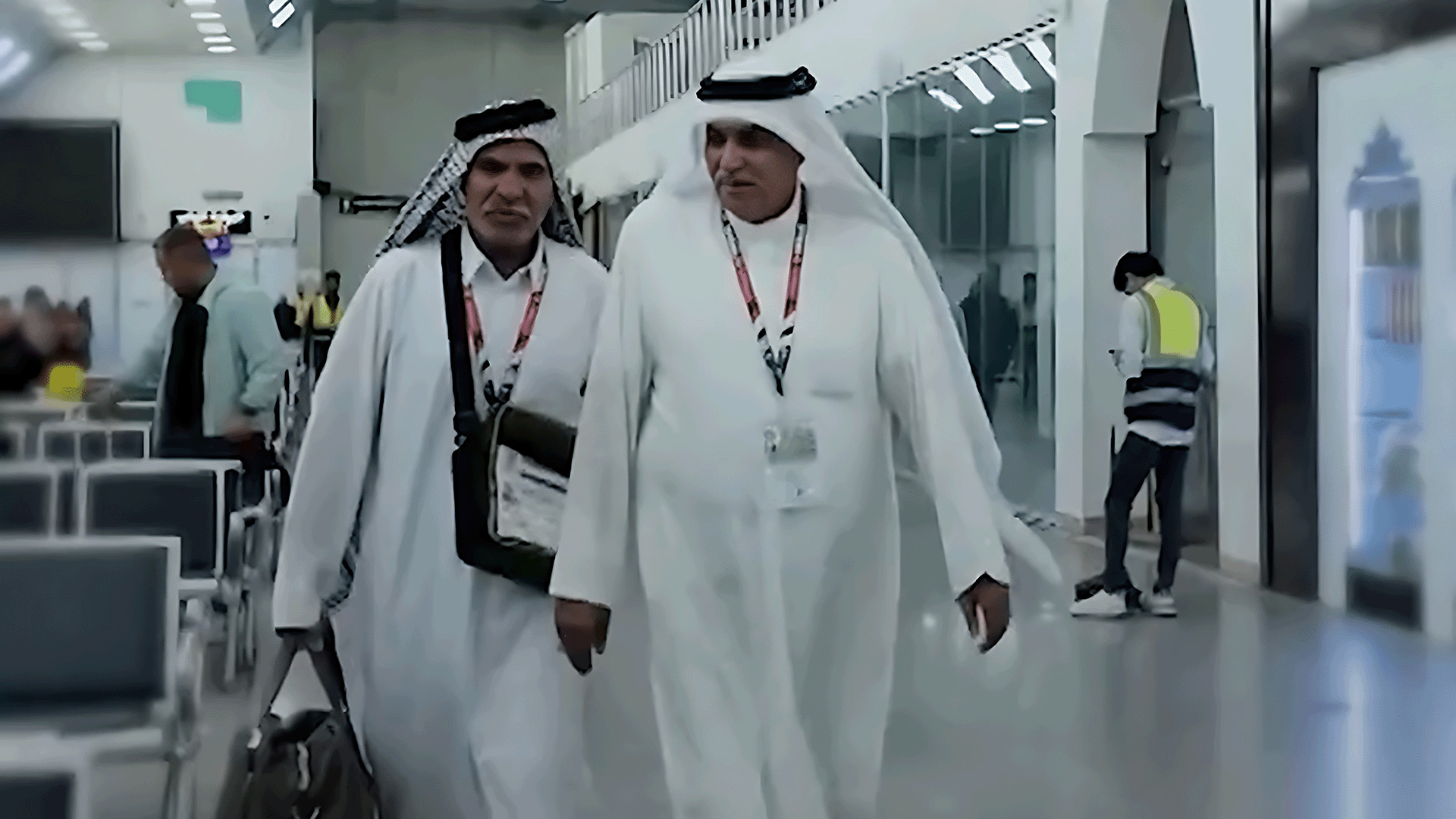 دموع الفرح في مطار النجف.. انطلاق أولى رحلات "ضيوف الرحمن"