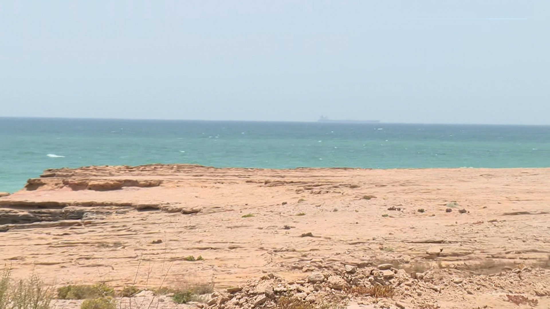 من جزيرة قشم.. الجزيرة ترصد شلل الملاحة وصراع السيطرة بهرمز
